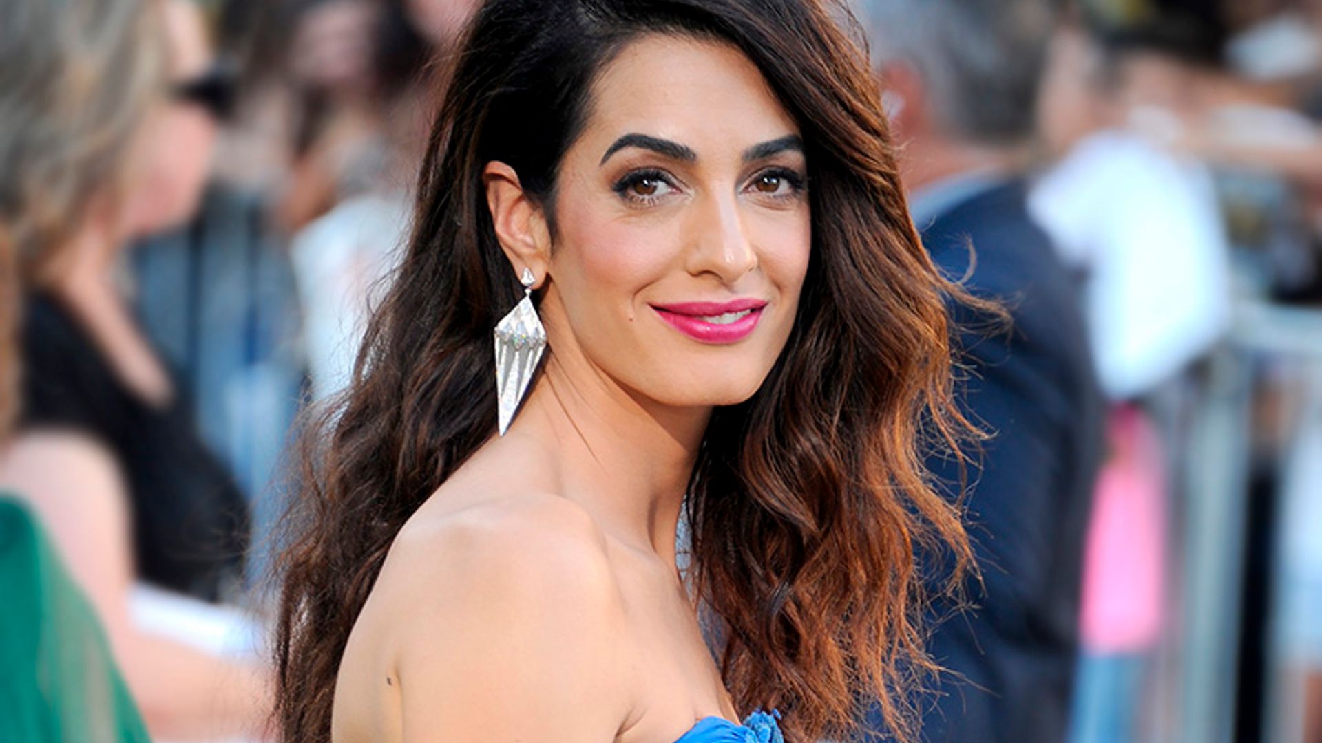 Amal Clooney cambia su pelo largo por la melena 'mom hair'