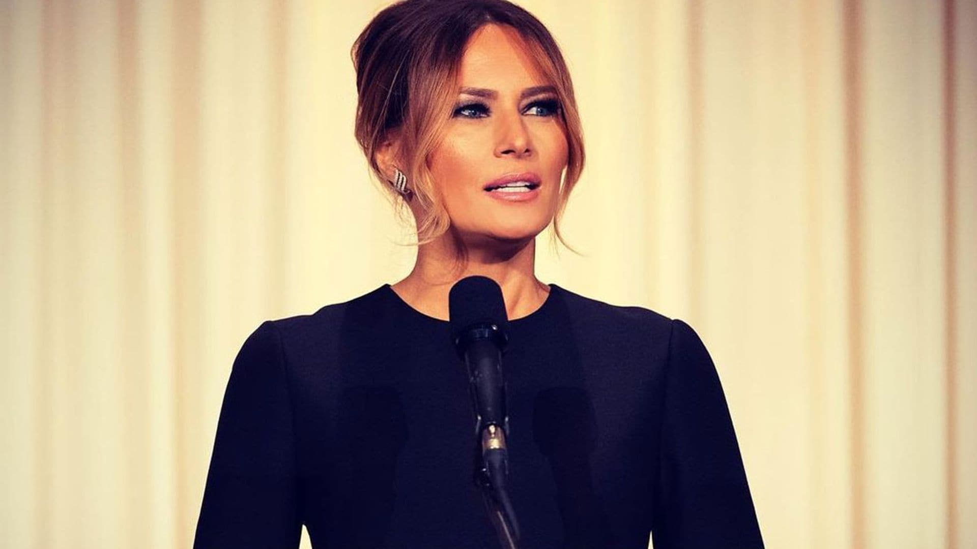 El gran regreso de Melania Trump con el detalle de plumas que arrasa en Inditex