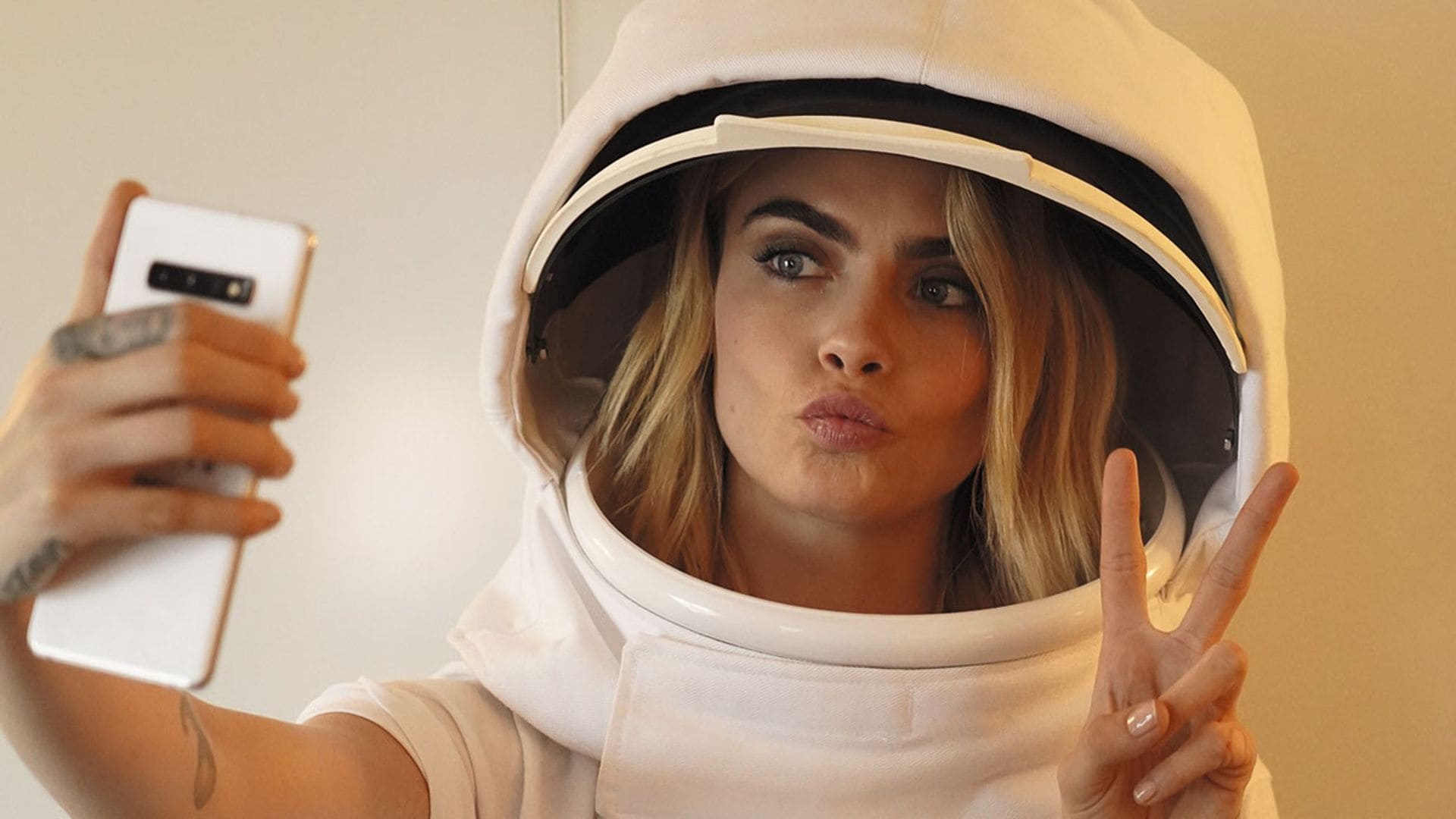 El 'selfie' espacial de Cara Delevingne y otras novedades que no te puedes perder