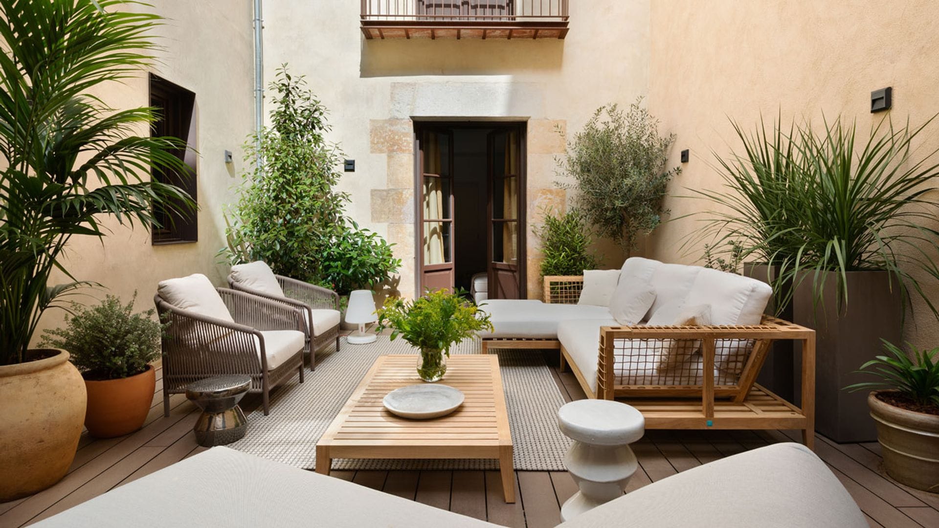 Esta casa con patio reúne la mezcla perfecta:  arquitectura señorial y decoración moderna