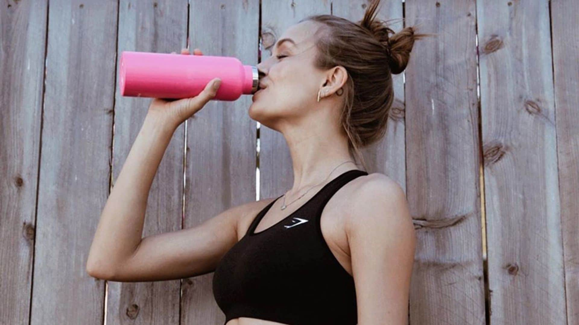 El método fitness más fácil y asequible: ponte en forma con una silla y dos botellas de agua