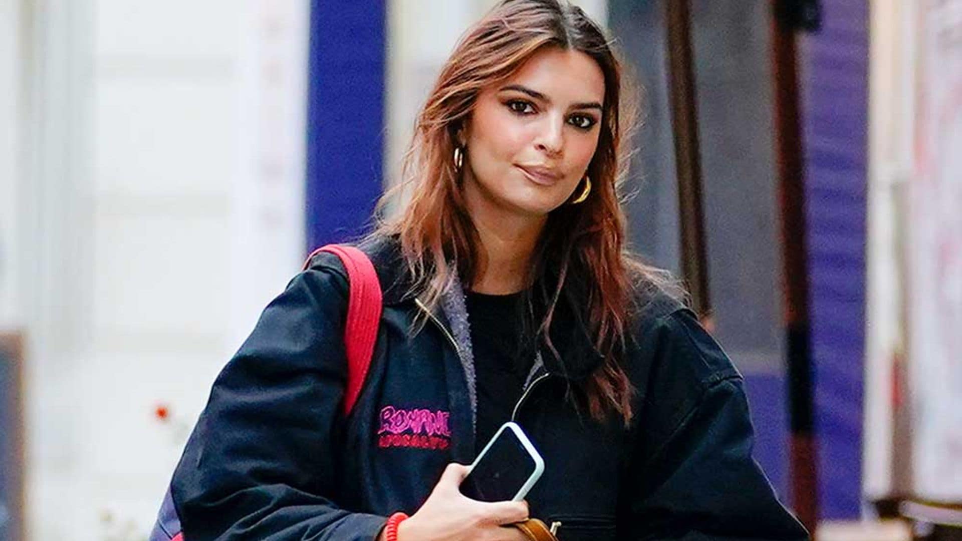 Si no te gustan los abrigos clásicos, Emily Ratajkowski tiene la alternativa perfecta