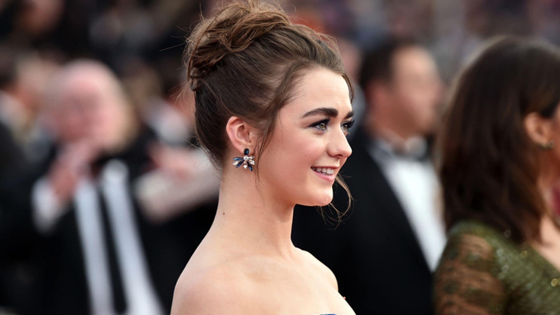 Tres recogidos fáciles para bodas de verano inspirados en Maisie Williams