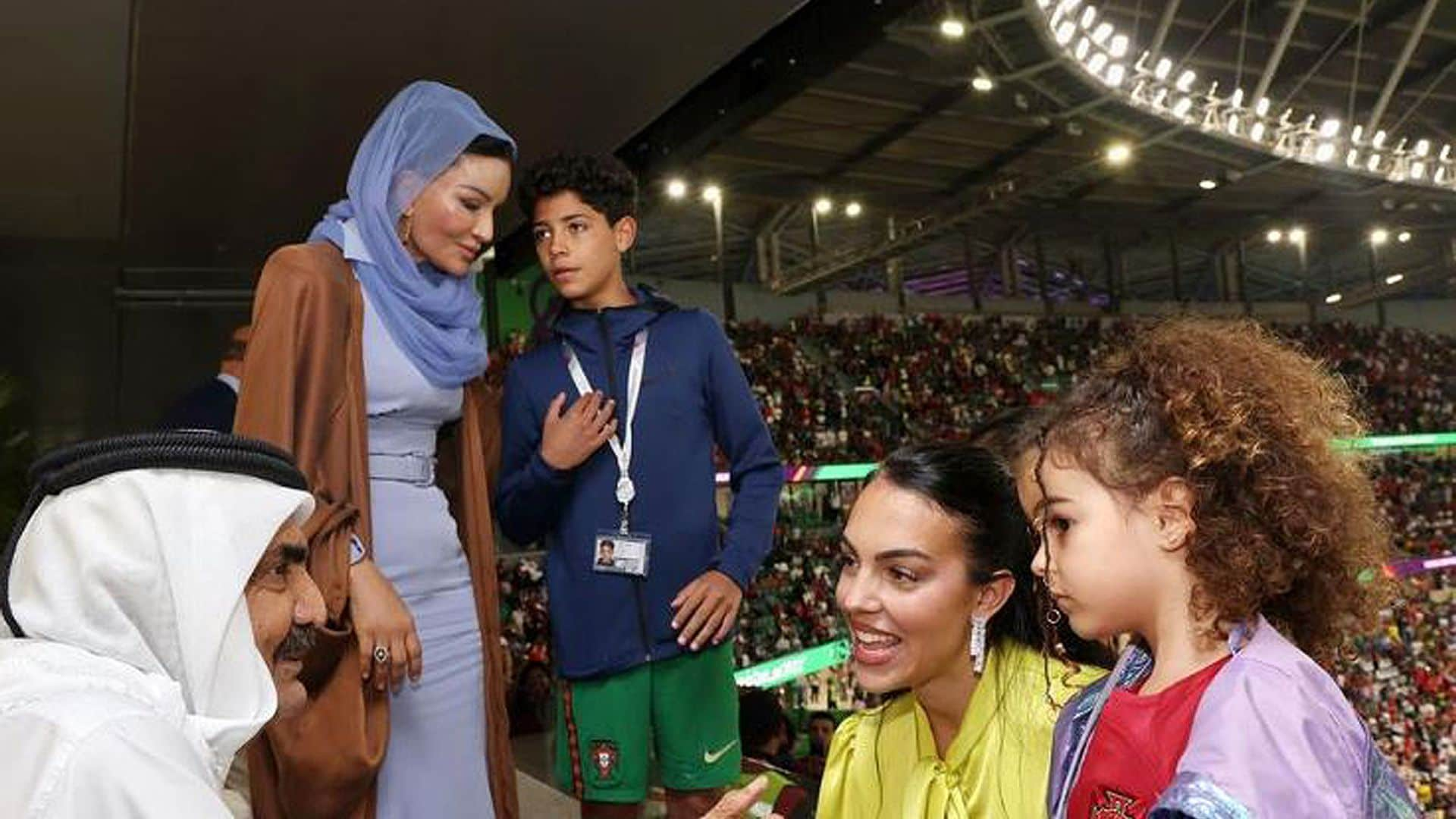 Conoce a la jequesa Mozah bint Nasser al-Missned, con quien ha estado Georgina y sus niños en Doha