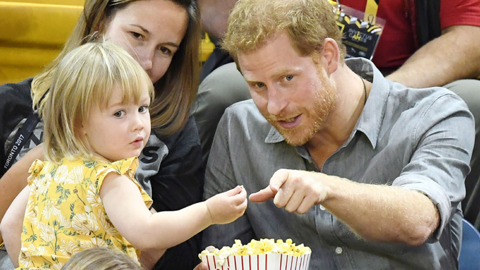 ¿Le robarías las palomitas al príncipe Harry? ¡Sí! No te pierdas la secuencia