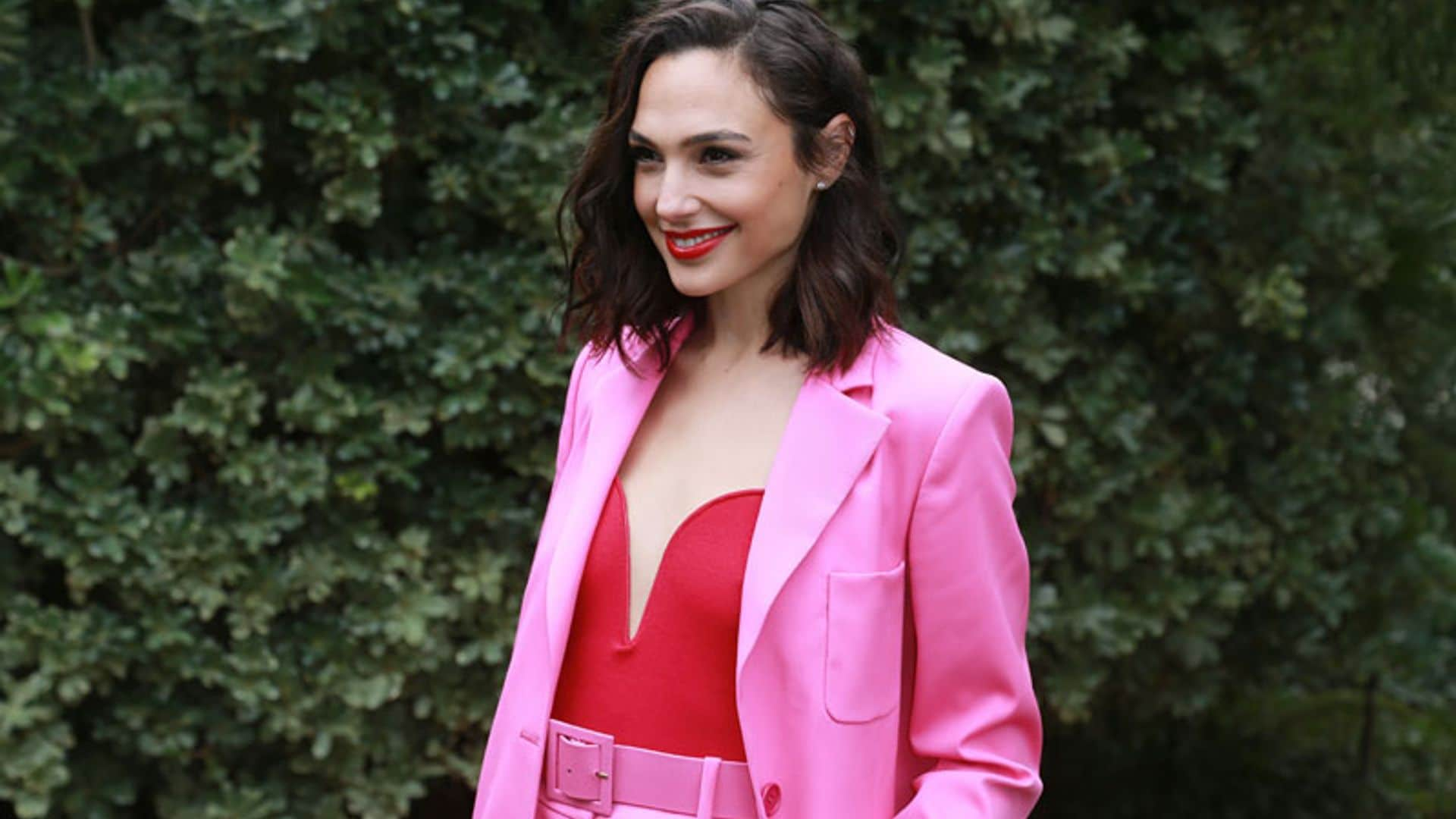 Sobre Gal Gadot y el poder del escote 'Wonder Woman' en un look de invitada