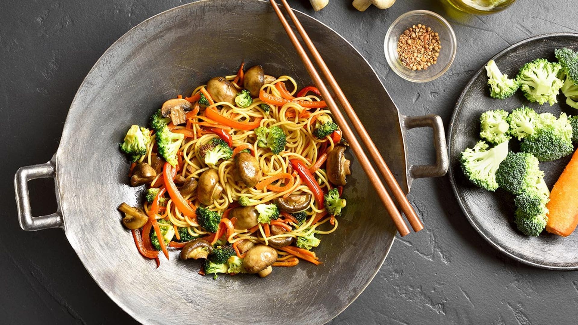 'Wok' de brócoli, champiñón y 'noodles'