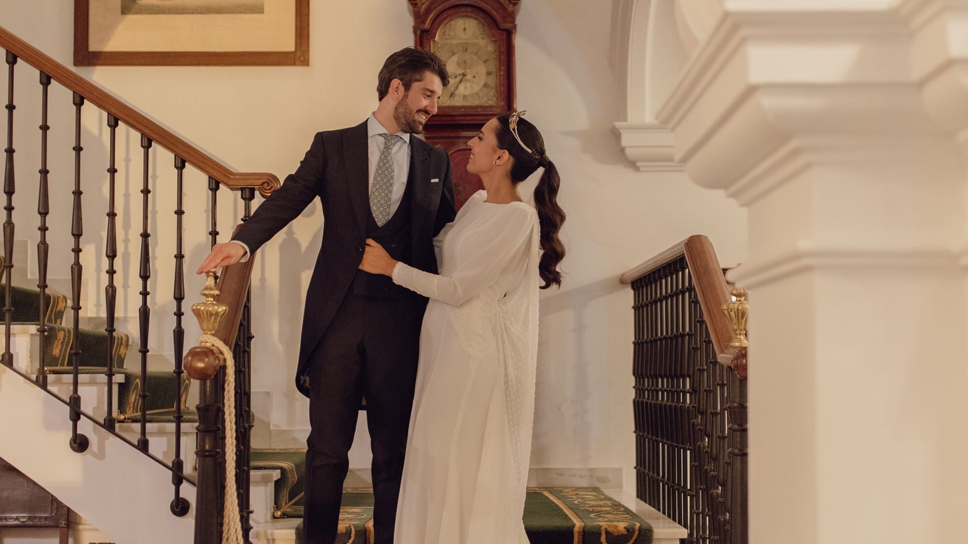 Un vestido con sobrefalda, capa de pedrería y tiara para la boda en Jerez de Cristina