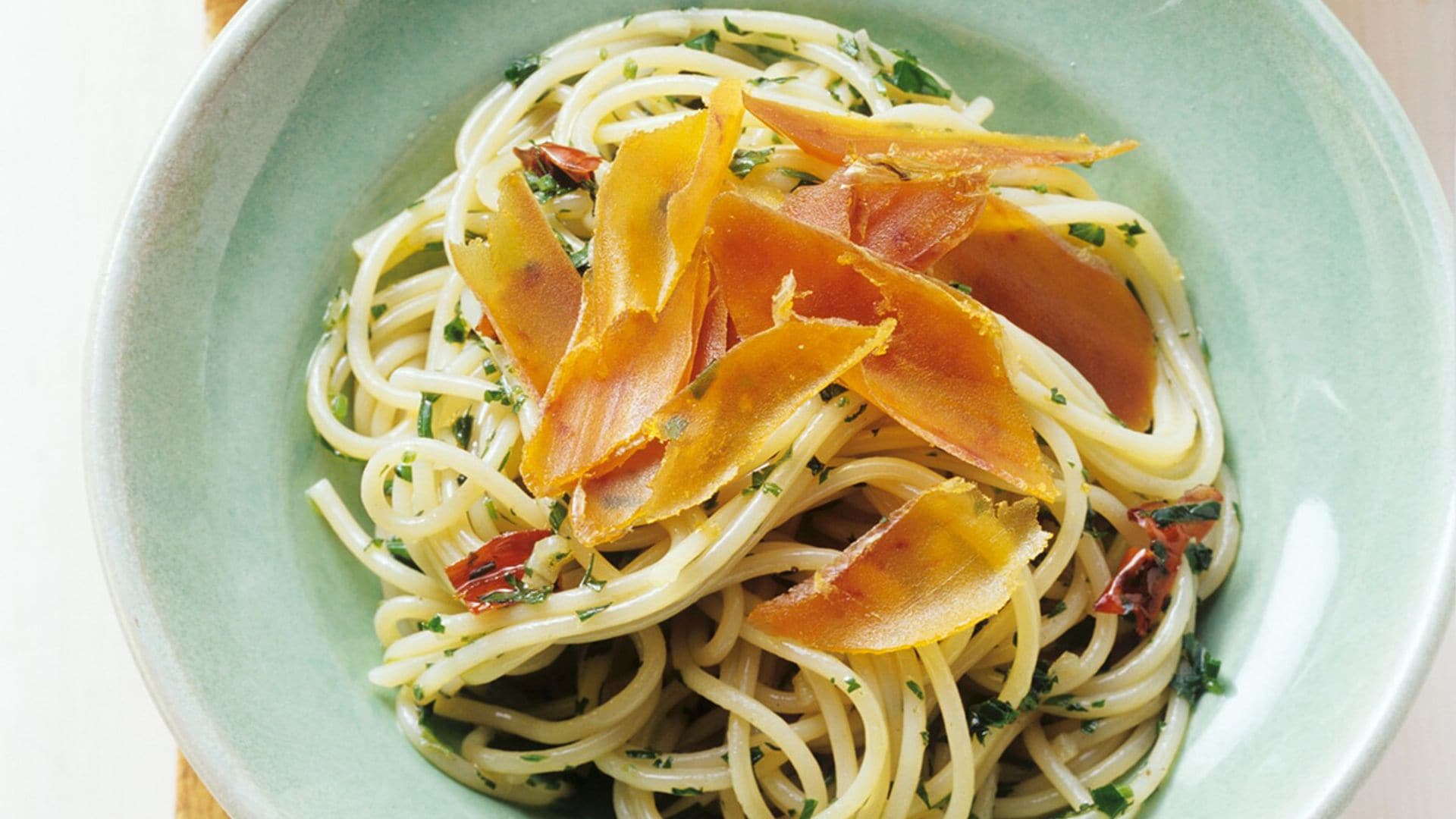 Espaguetis 'aglio e olio' con botarga