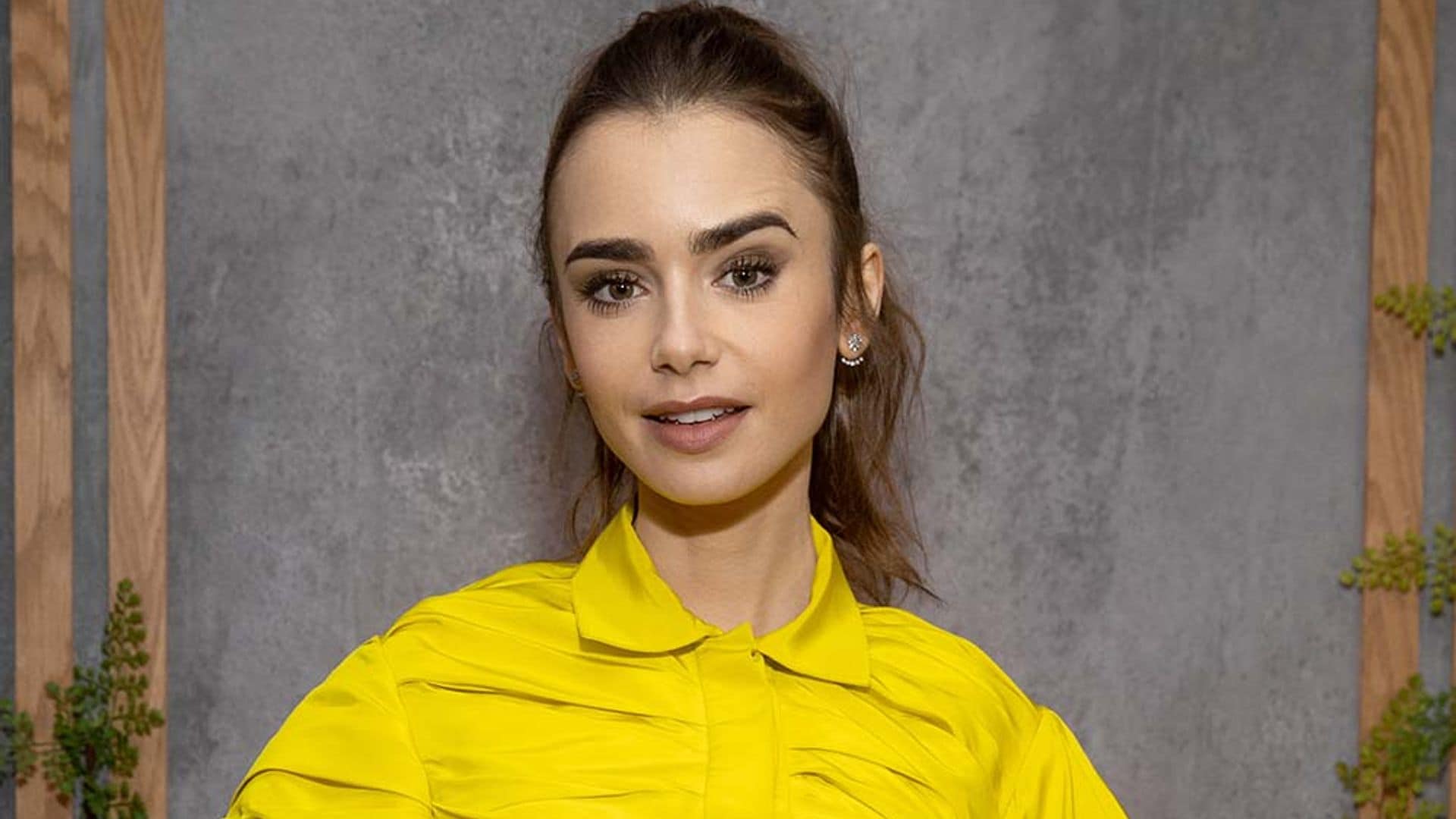 Lily Collins cambia de look con el flequillo que da movimiento al pelo fino