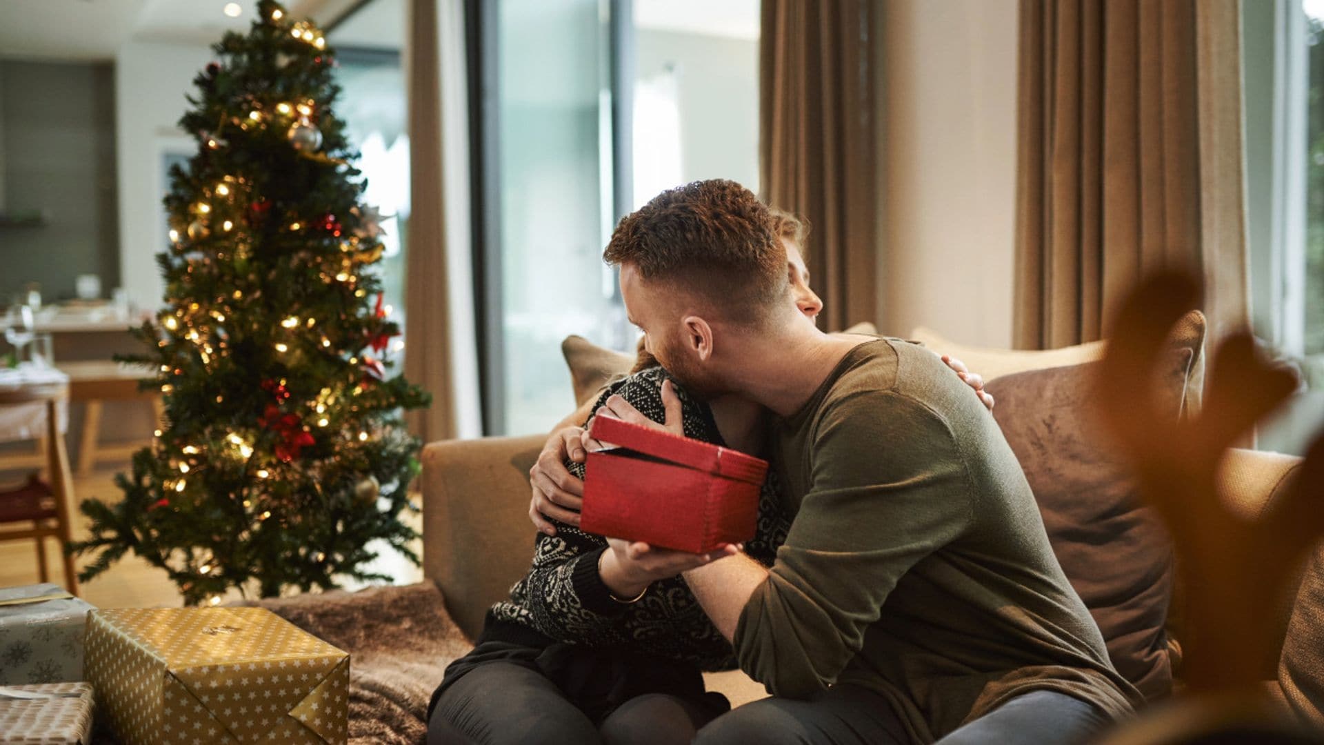 pareja abrazo regalos navidad