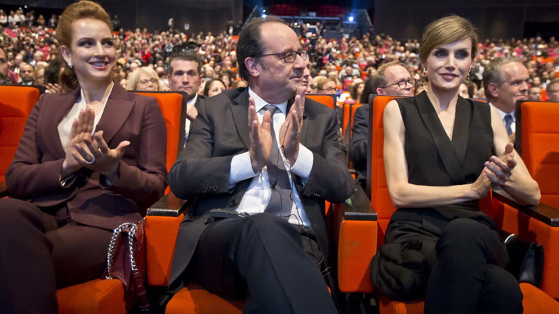 Un cariñoso saludo, dos besos de amigas y varias sonrisas de complicidad: así fue el encuentro de la reina Letizia y Lalla Salma en el Congreso Mundial contra el Cáncer en París