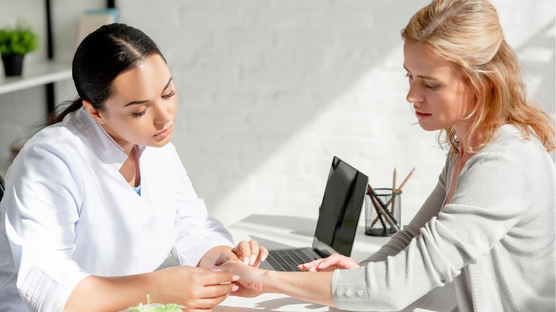 mujer piel medico