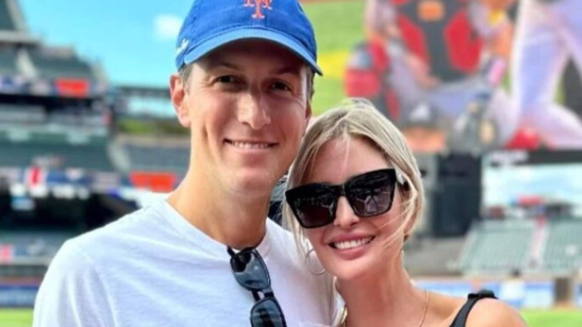 Ivanka Trump y Jared Kushner, junto a sus hijos en el partido de los Mets