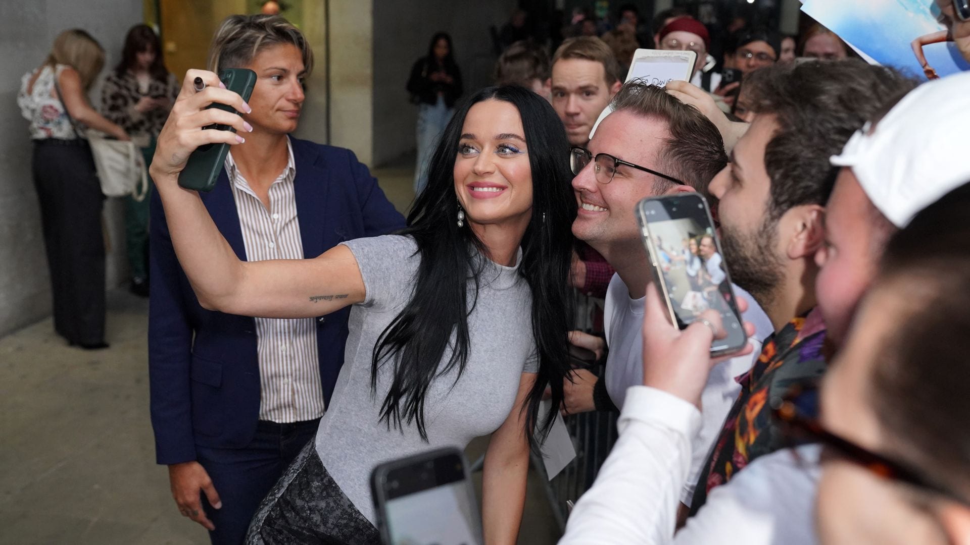 Katy Perry desata la locura repartiendo pizza a sus fans en Brasil y el vídeo se hace viral