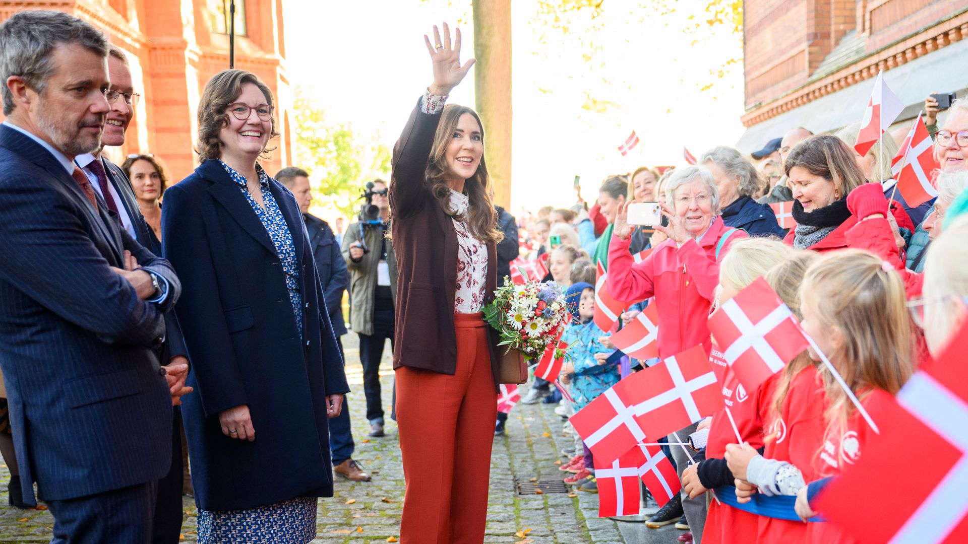 Todos los looks de Mary de Dinamarca en su viaje a Alemania, de los pendientes de su boda al conjunto de trabajo ideal