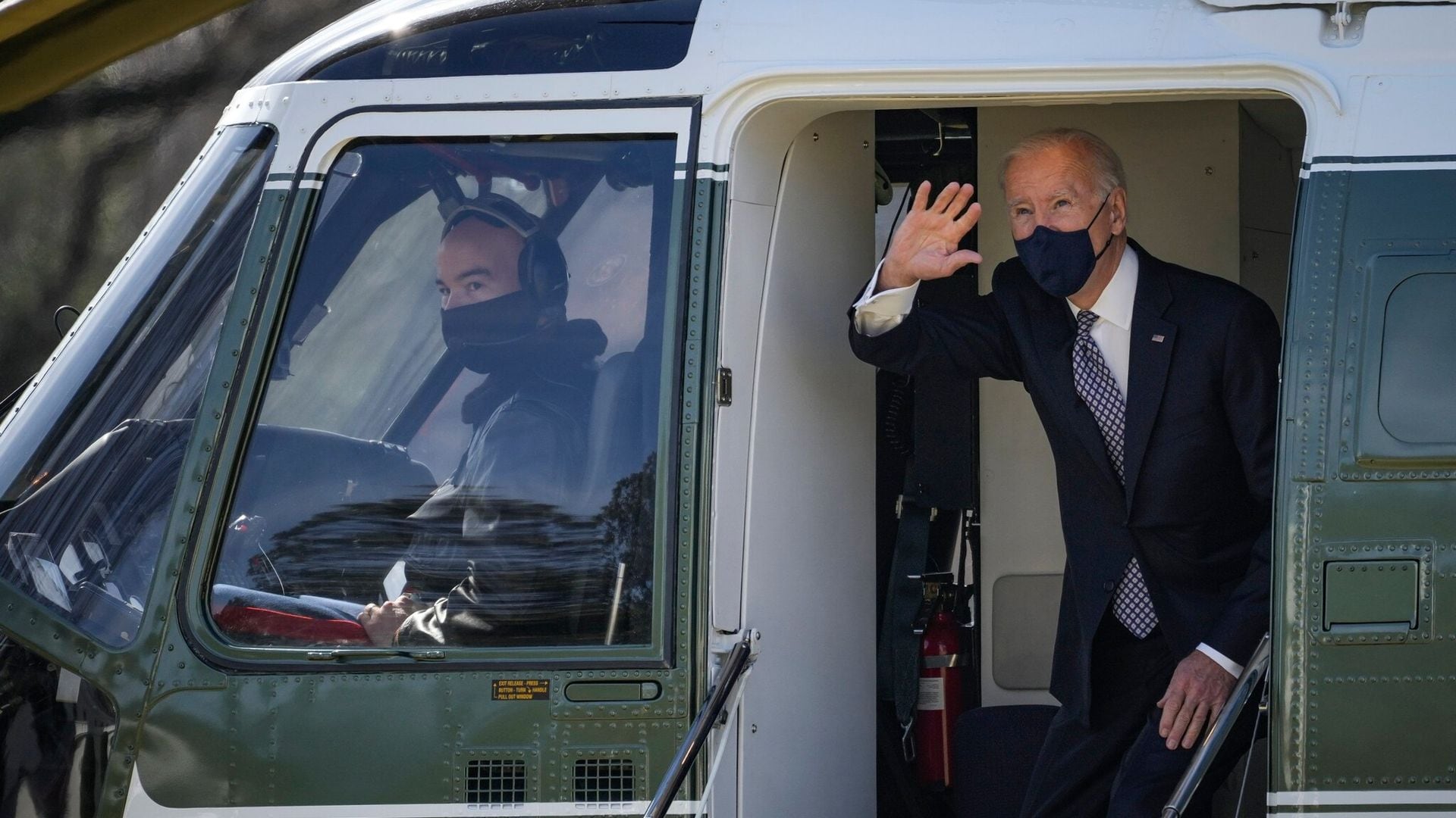 Joe Biden se accidenta al subir escaleras del avión presidencial