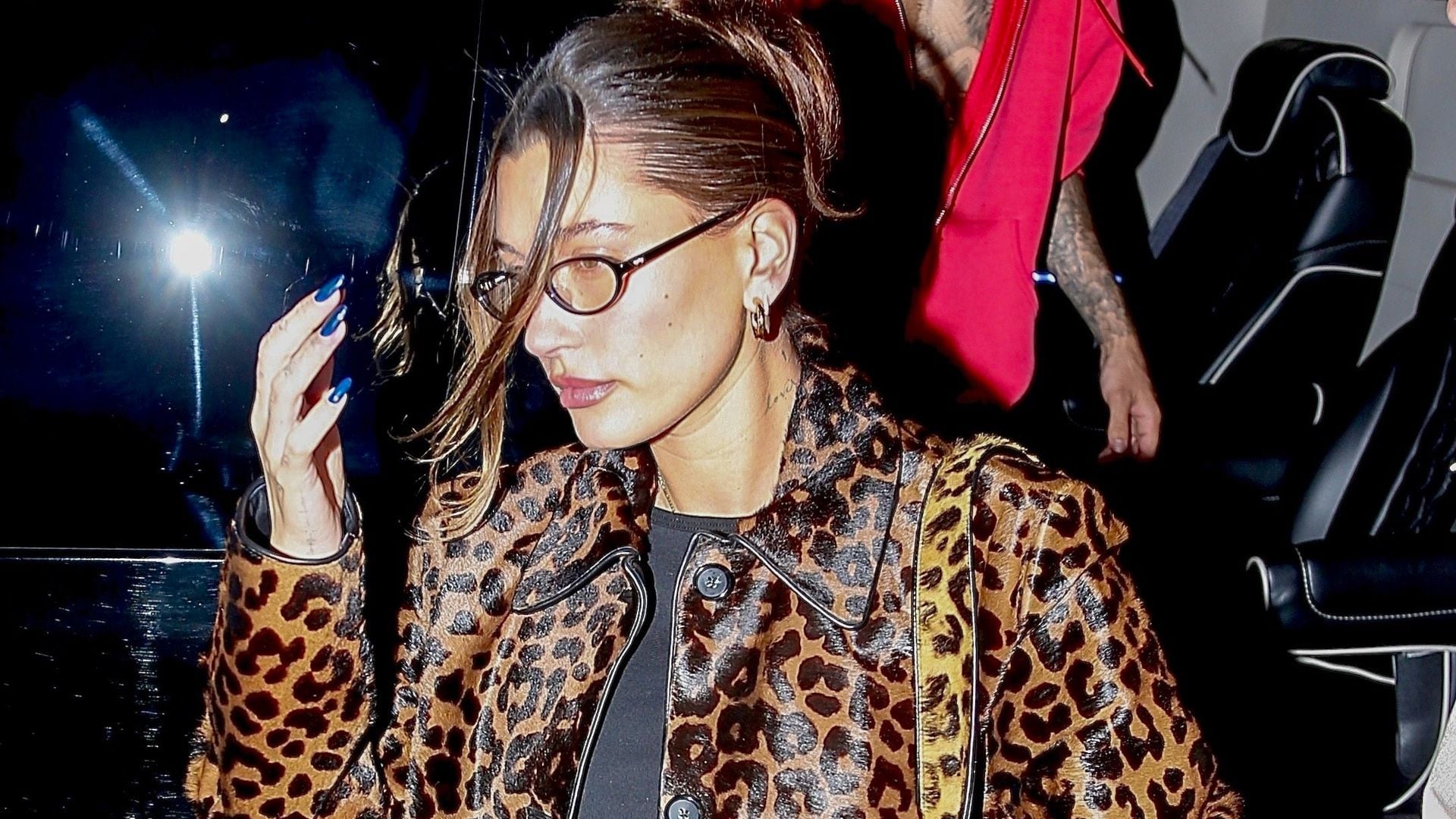 Hailey Bieber combina su abrigo de 'animal print' con más 'animal print' para una salida a la iglesia junto a Justin