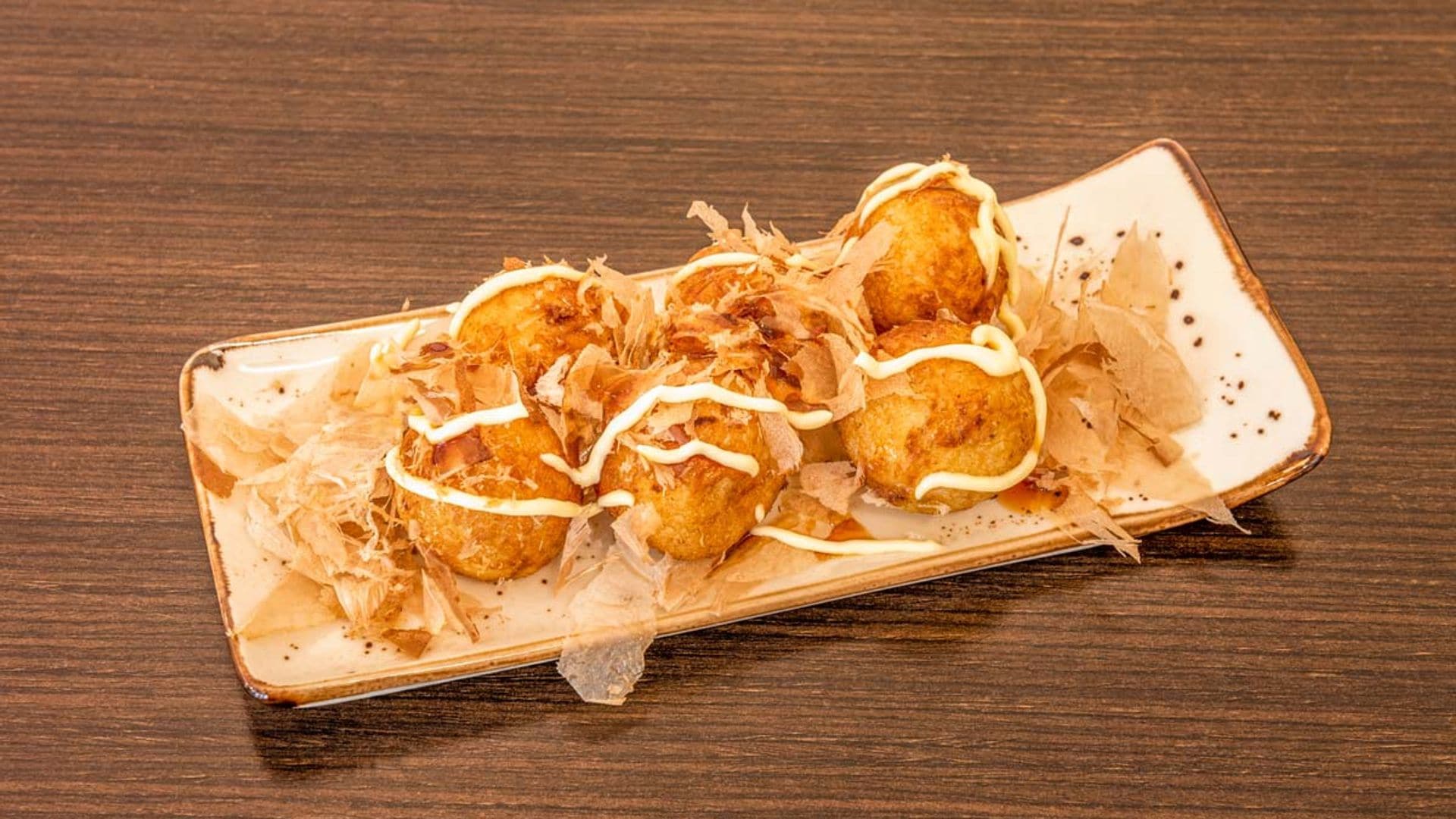 Albóndigas de calamar con 'katsuobushi'