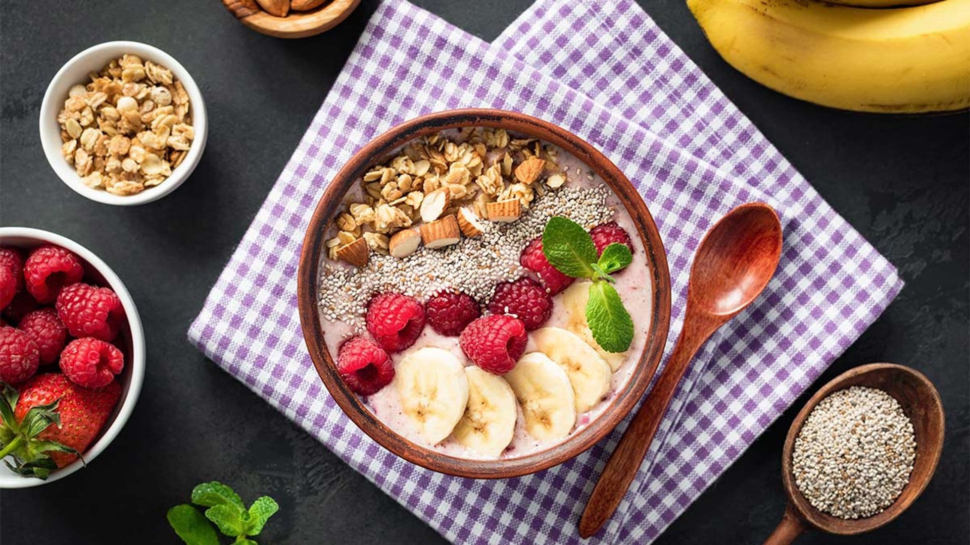 Bol de chía con muesli, frambuesas y plátano