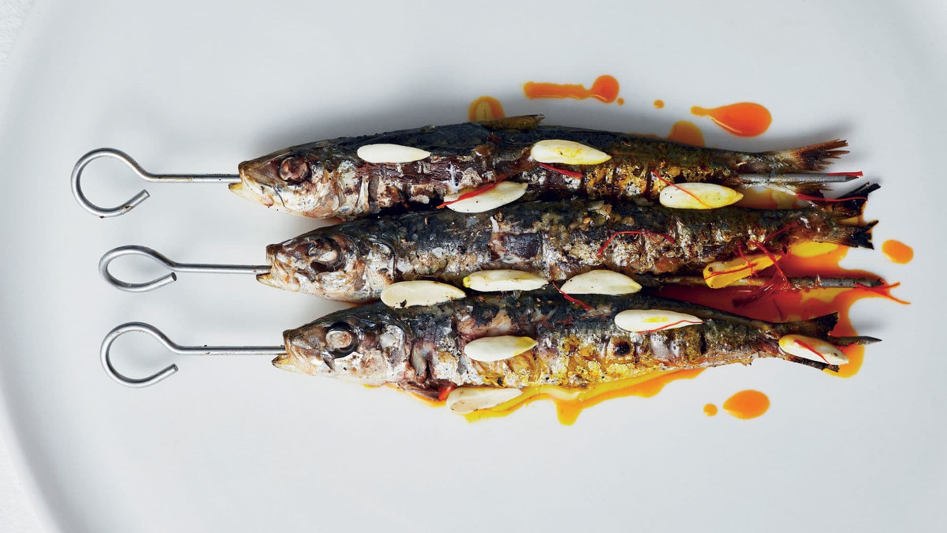 Sardinas con vinagre de azafrán y aceite de almendras