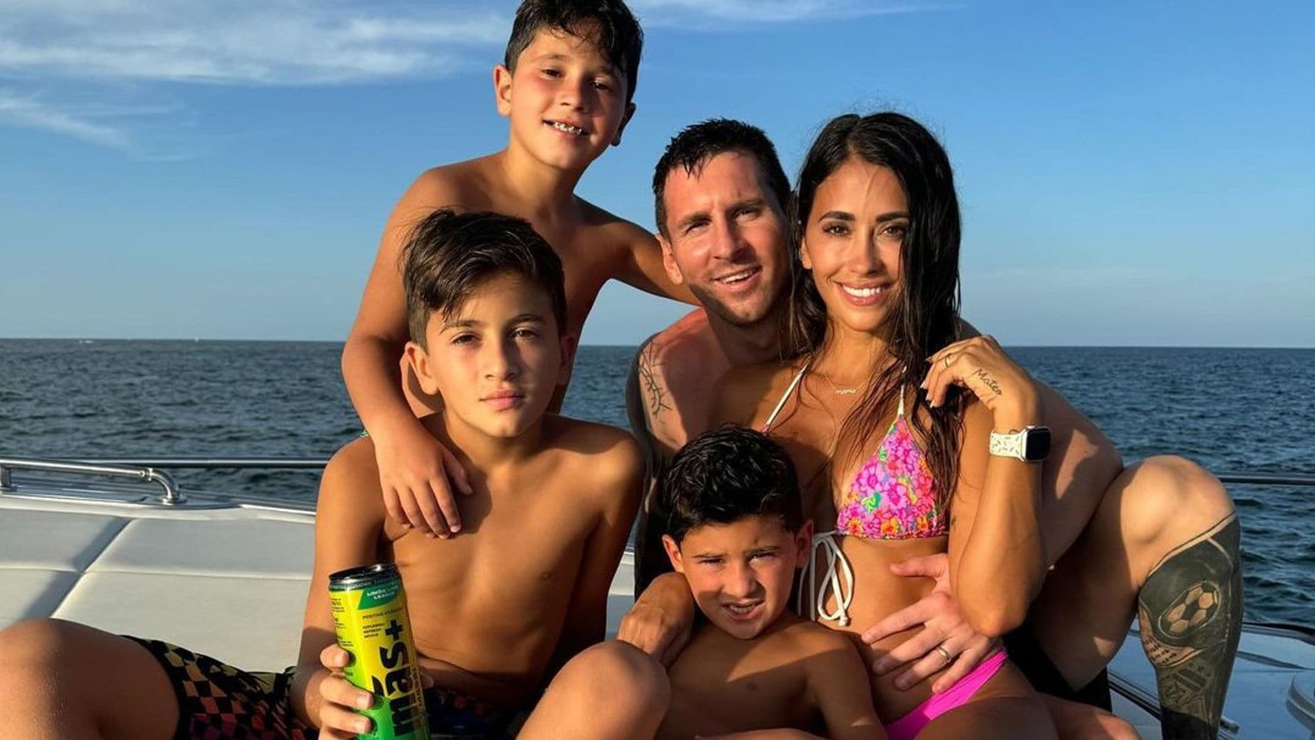 Las espectaculares fotos de Messi y Antonella con sus niños en alta mar durante sus vacaciones