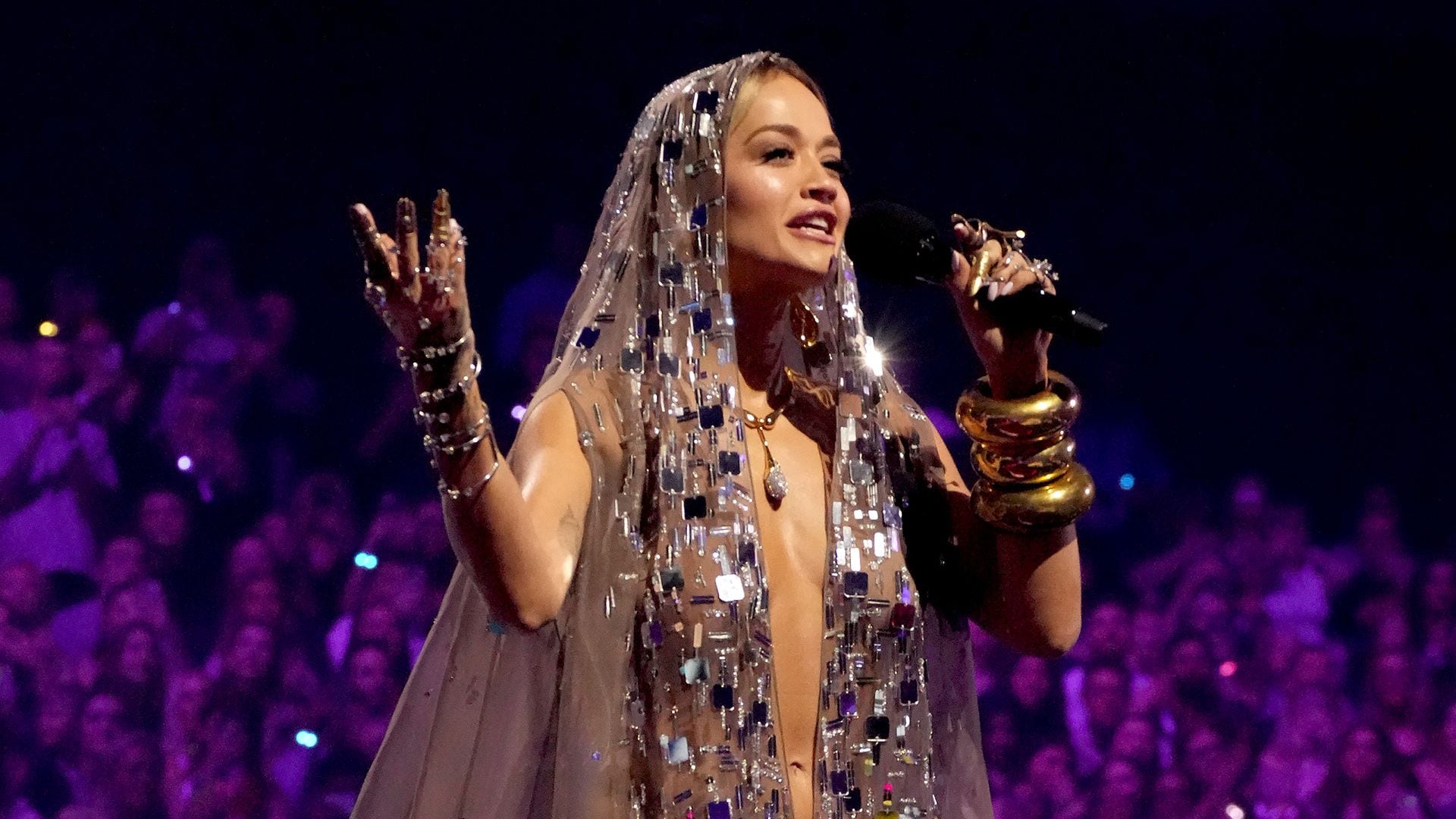 Rita Ora hace historia al presentar la gala de los MTV EMAs 2024 con 11 looks diferentes