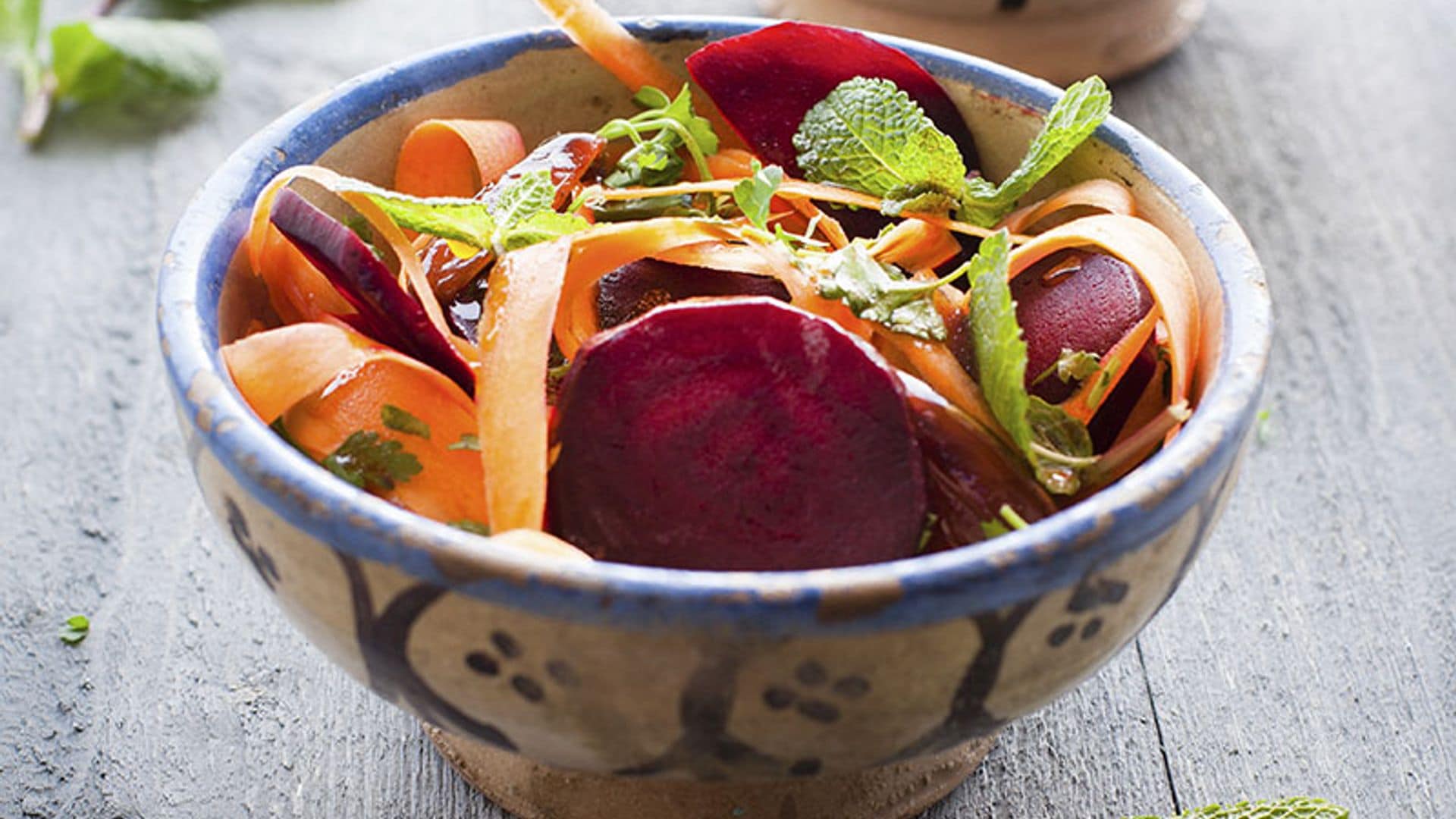 Ensalada de remolacha y zanahoria con hierbabuena