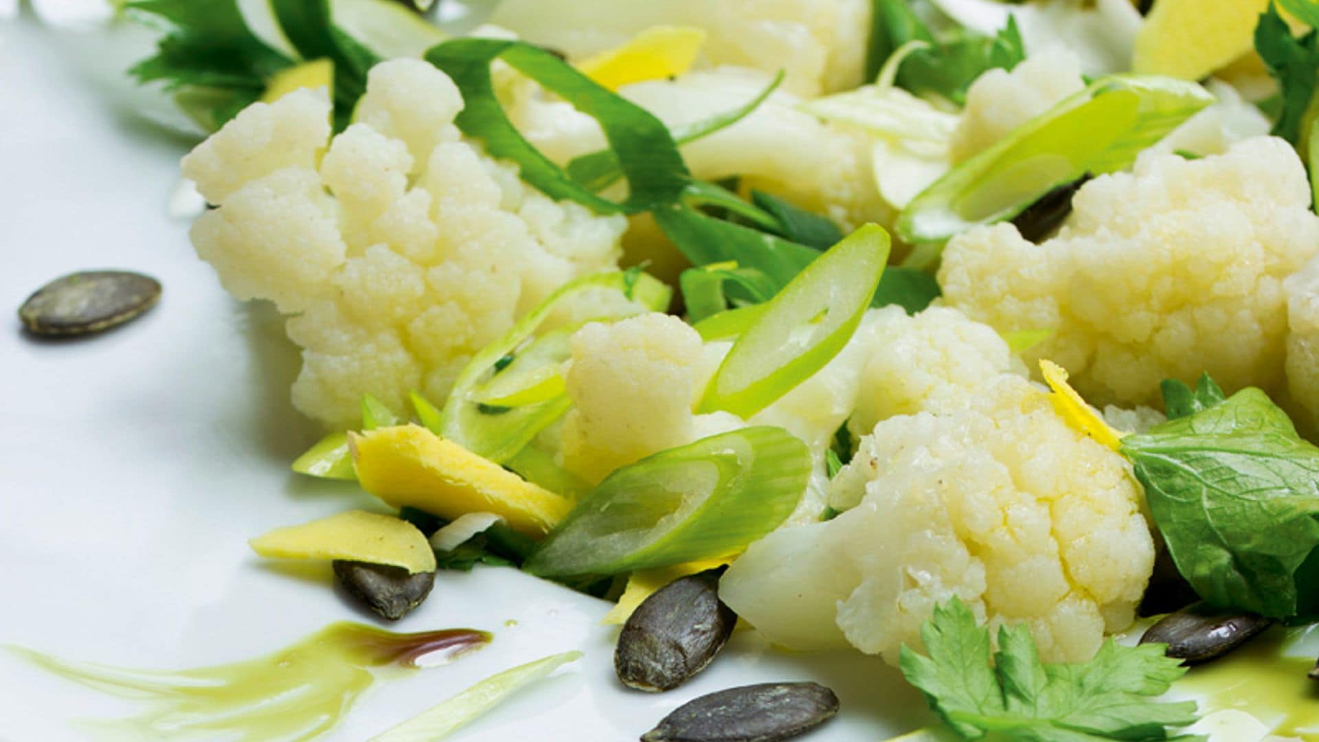 Ensalada de coliflor y cebolleta con pipas de calabaza