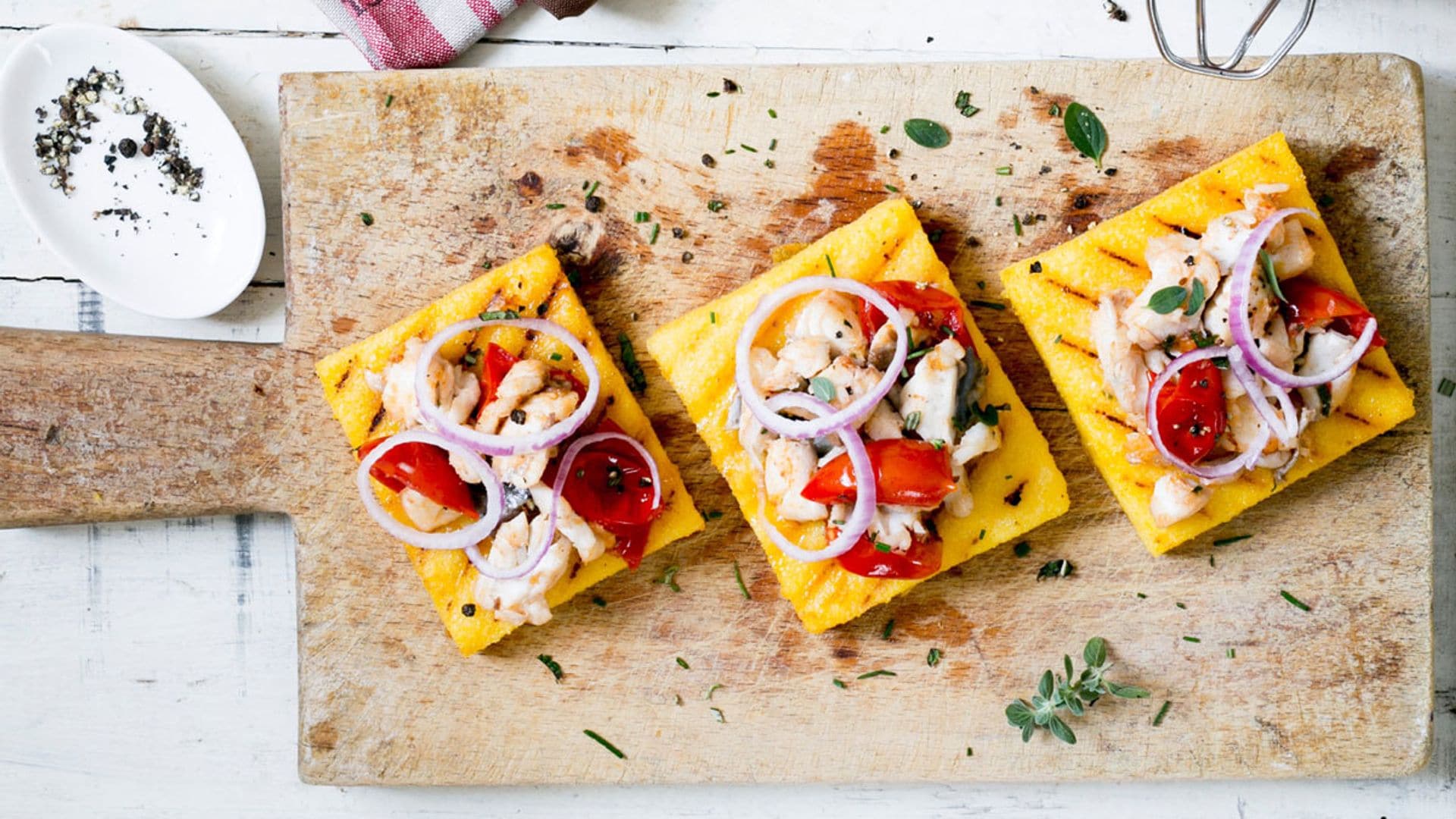 'Crostini' de polenta con bacalao y pimiento