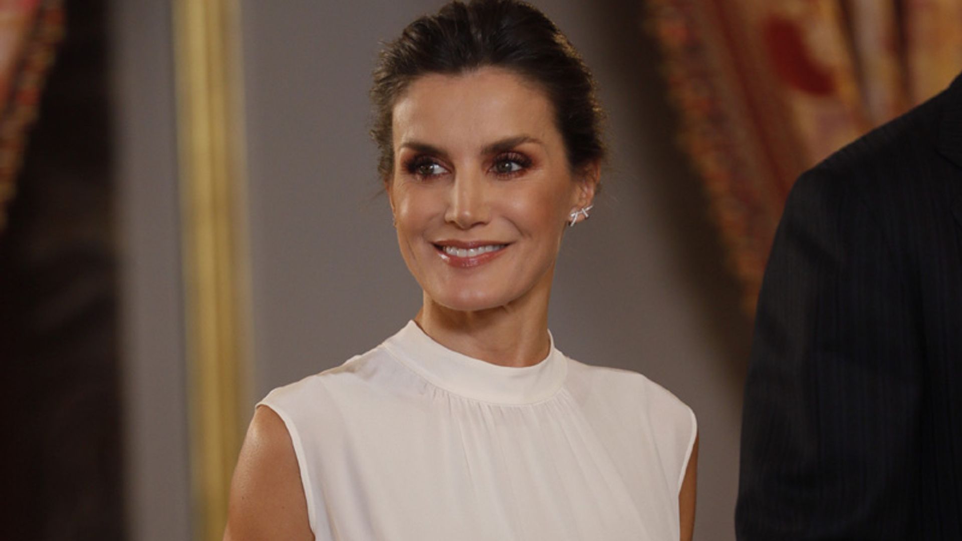 La reina Letizia y su estreno incomparable: la falda 'efecto corsé'