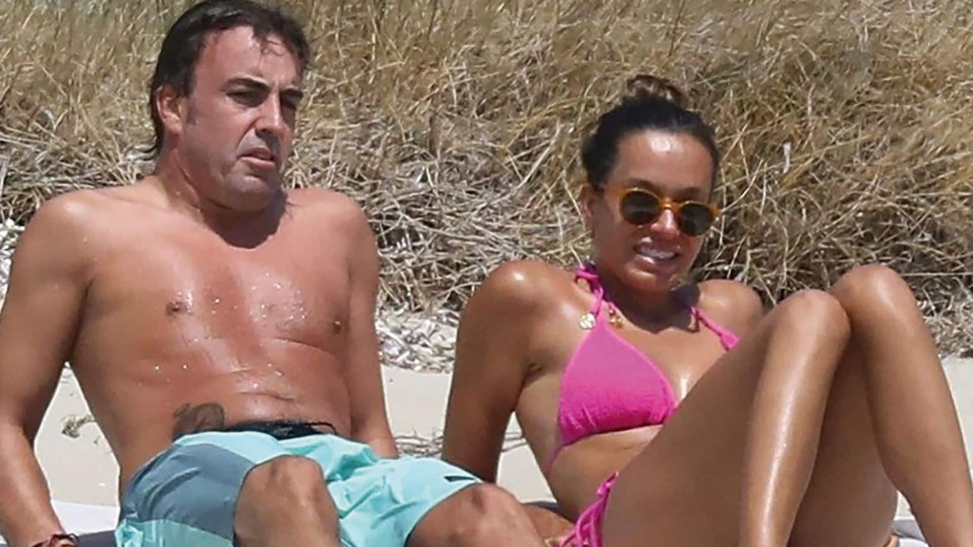 Fernando Alonso y Andrea Schlager, del ‘paddock’ a la playa, las imágenes de sus románticas vacaciones en Grecia