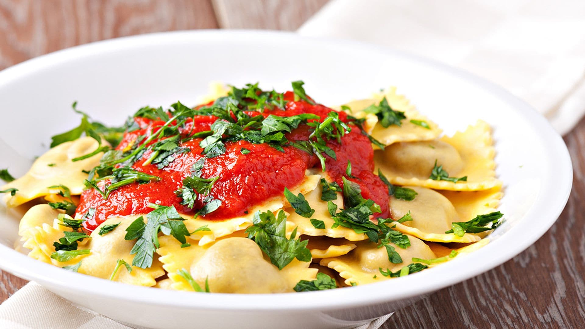 Raviolis rellenos de pisto con salsa de tomate casera