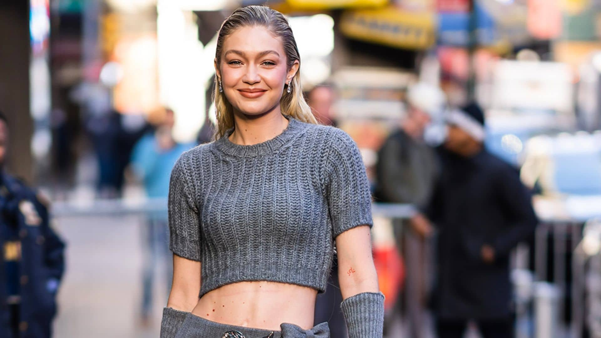 Gigi Hadid incluye un accesorio inesperado en su look de fiesta más especial