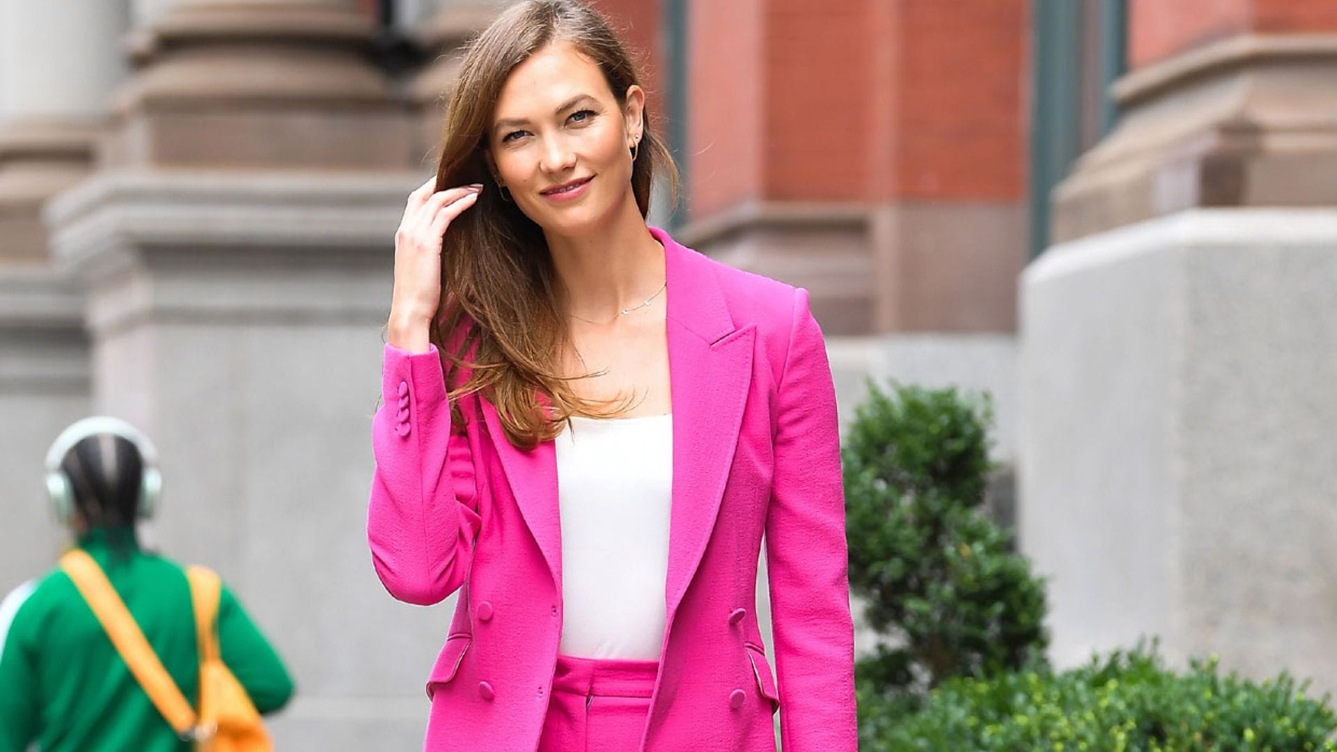 El traje rosa que reinará este otoño conquista a Heidi Klum y Karlie Kloss