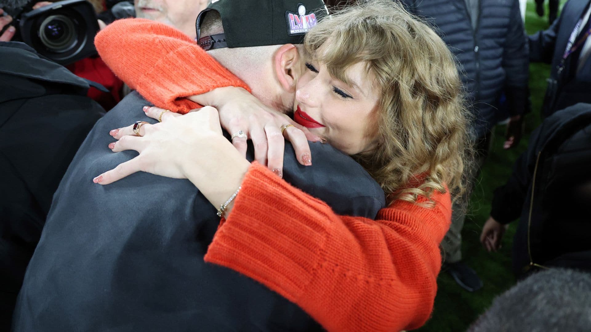 Euforia, abrazos y un romántico beso: todas las fotos de Taylor Swift y Travis Kelce celebrando su último triunfo