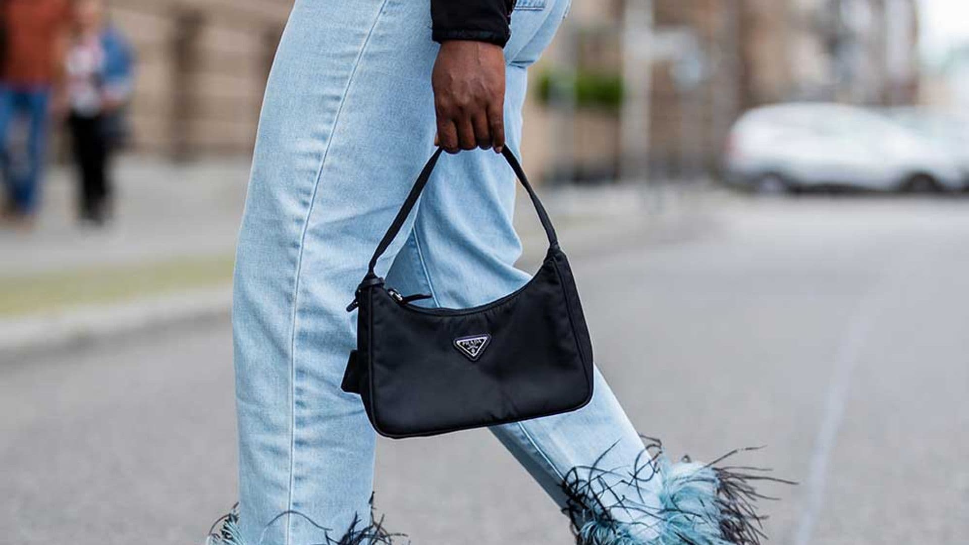 Es el momento perfecto para hacerte con un bolso de nylon, el accesorio ideal para días lluviosos