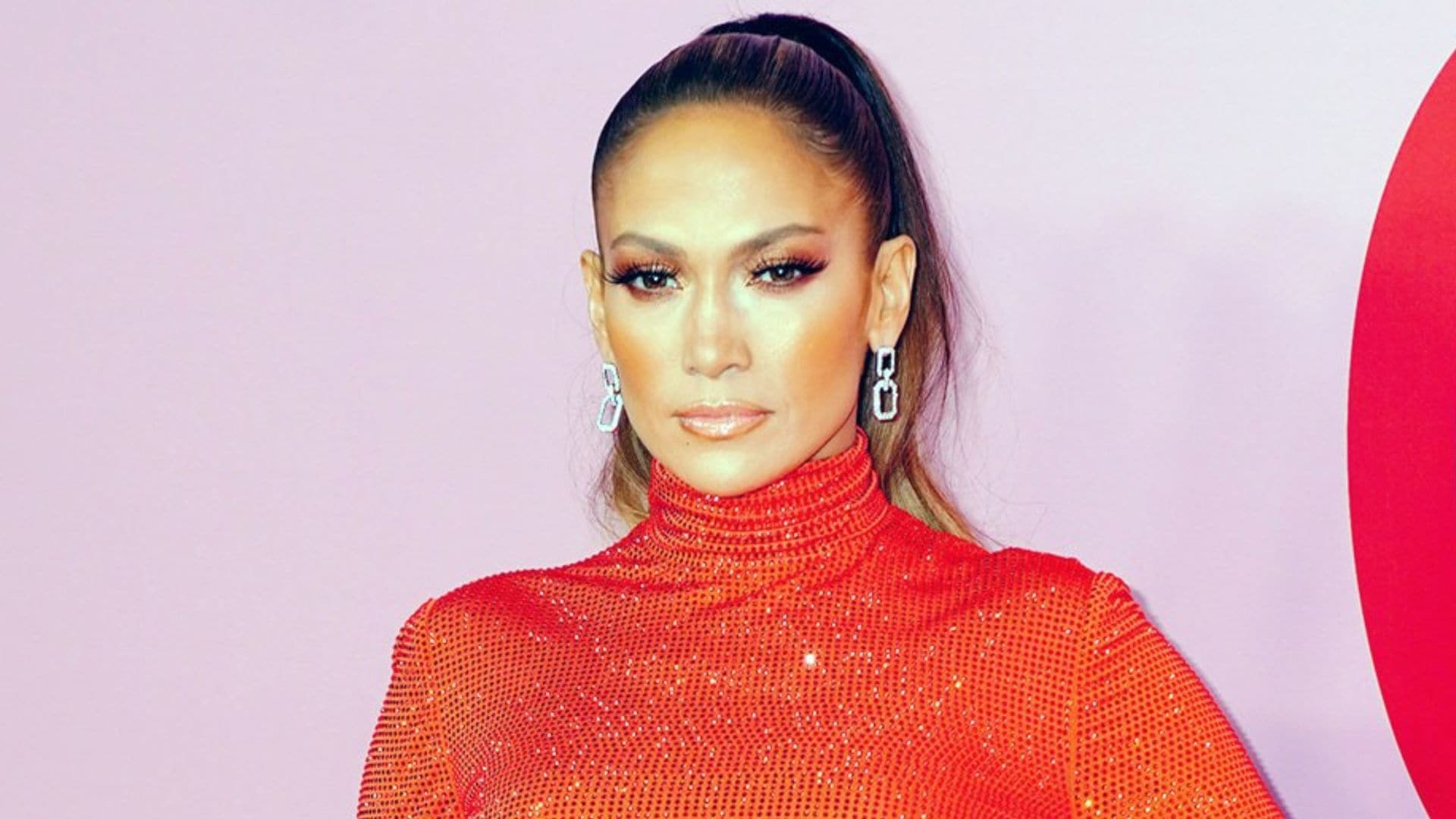 Jennifer Lopez celebra que tiene 100 millones de seguidores con una sorpresa para sus fans