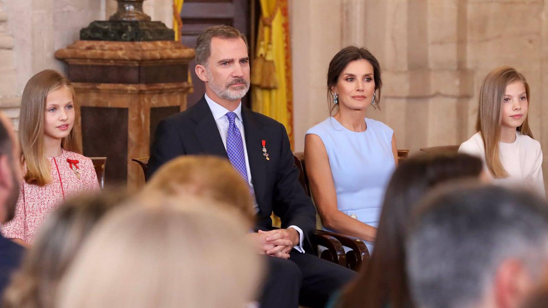 Los Reyes y sus hijas se rodean de ciudadanos excelentes en el aniversario de la proclamación