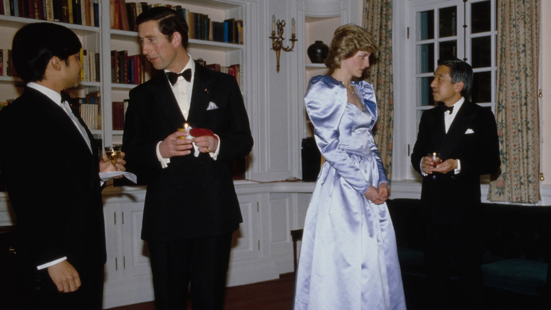 El entonces príncipe Carlos charlando con Naruhito de Japón, mientras Diana de Gales lo hace con su padre, Akihito, entonces príncipe heredero. El encuentro tuvo lugar en 1986