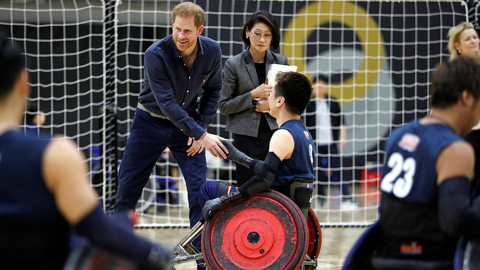 El príncipe Harry muestra su lado más solidario antes de animar a Inglaterra en la final de rugby de Japón