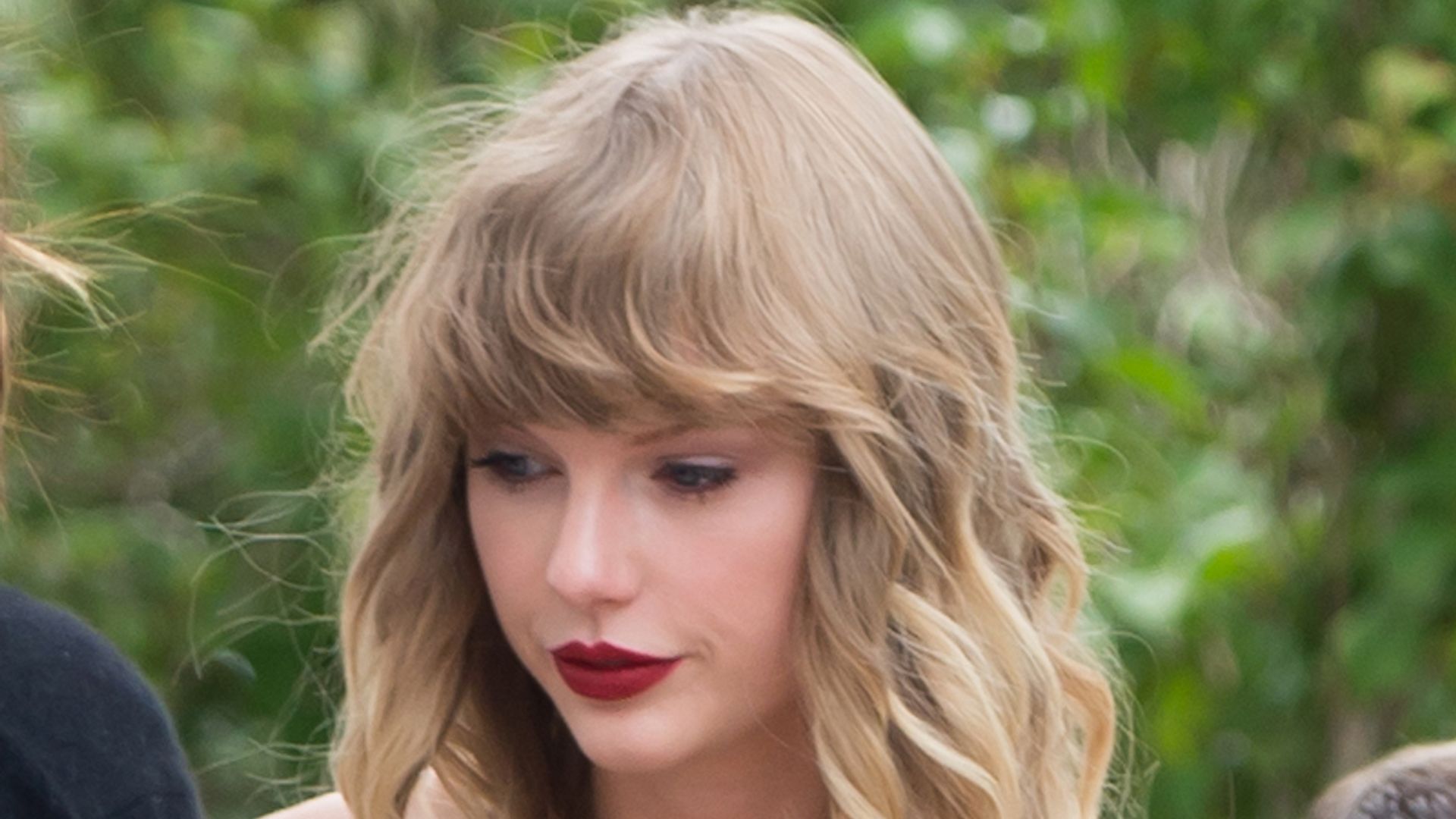 Cinco técnicas para conseguir las ondas de Taylor Swift sin aplicar calor a tu cabello