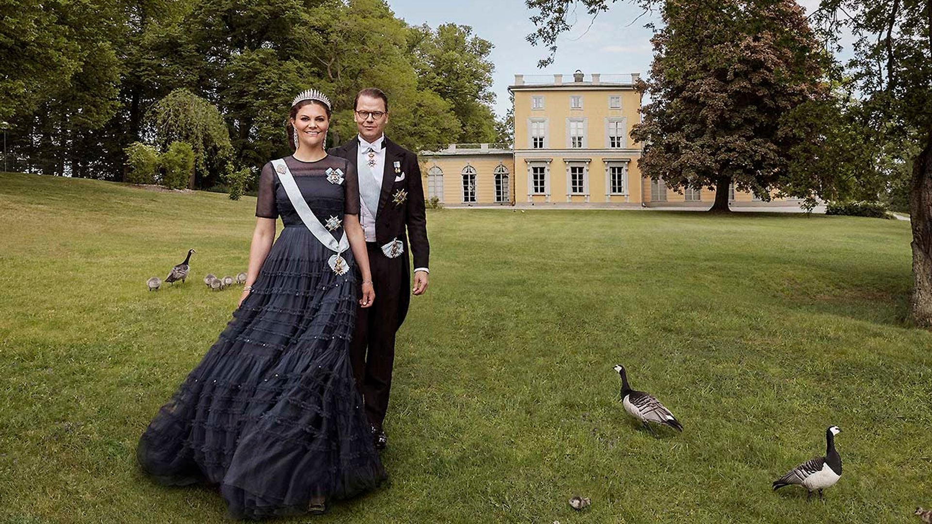 Victoria y Daniel de Suecia celebran diez años de amor con un posado de cuento