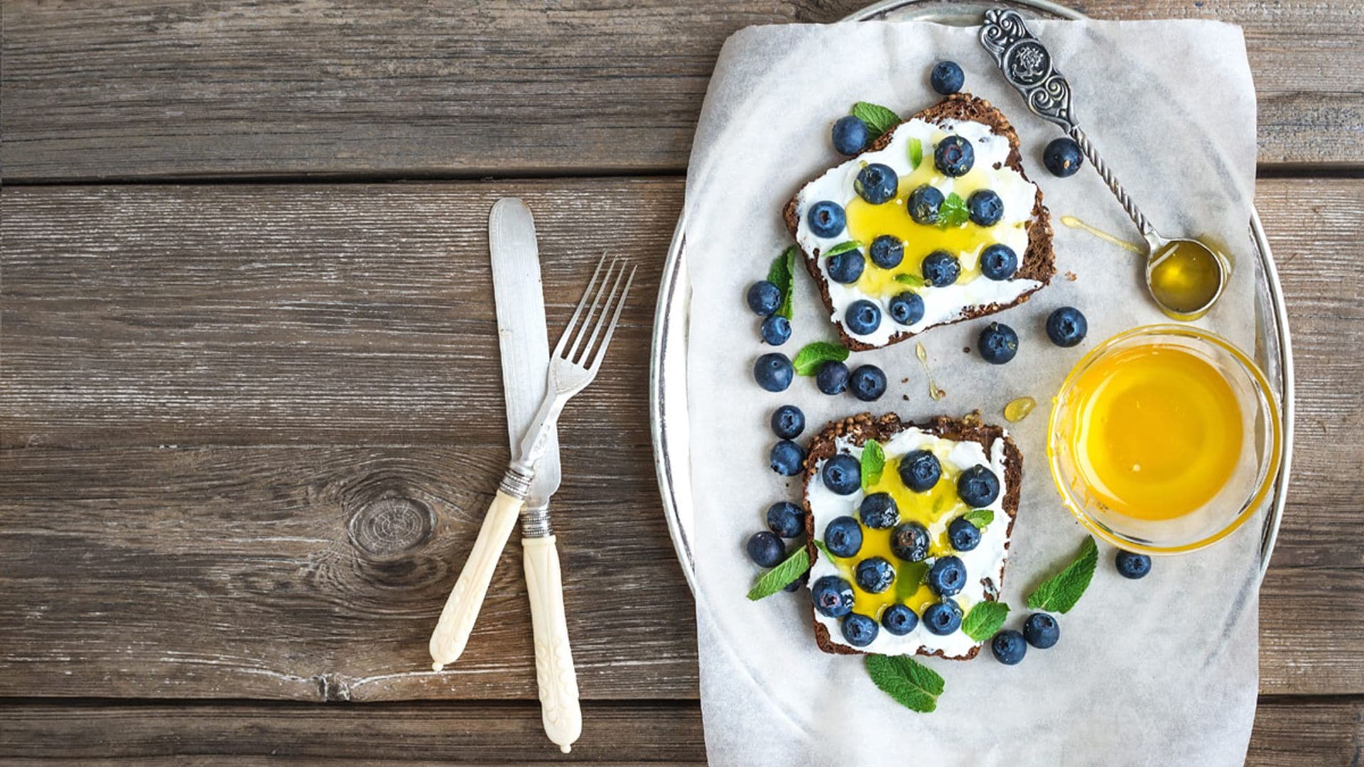 Tostadas de centeno y semillas con ricotta, miel y arándanos frescos