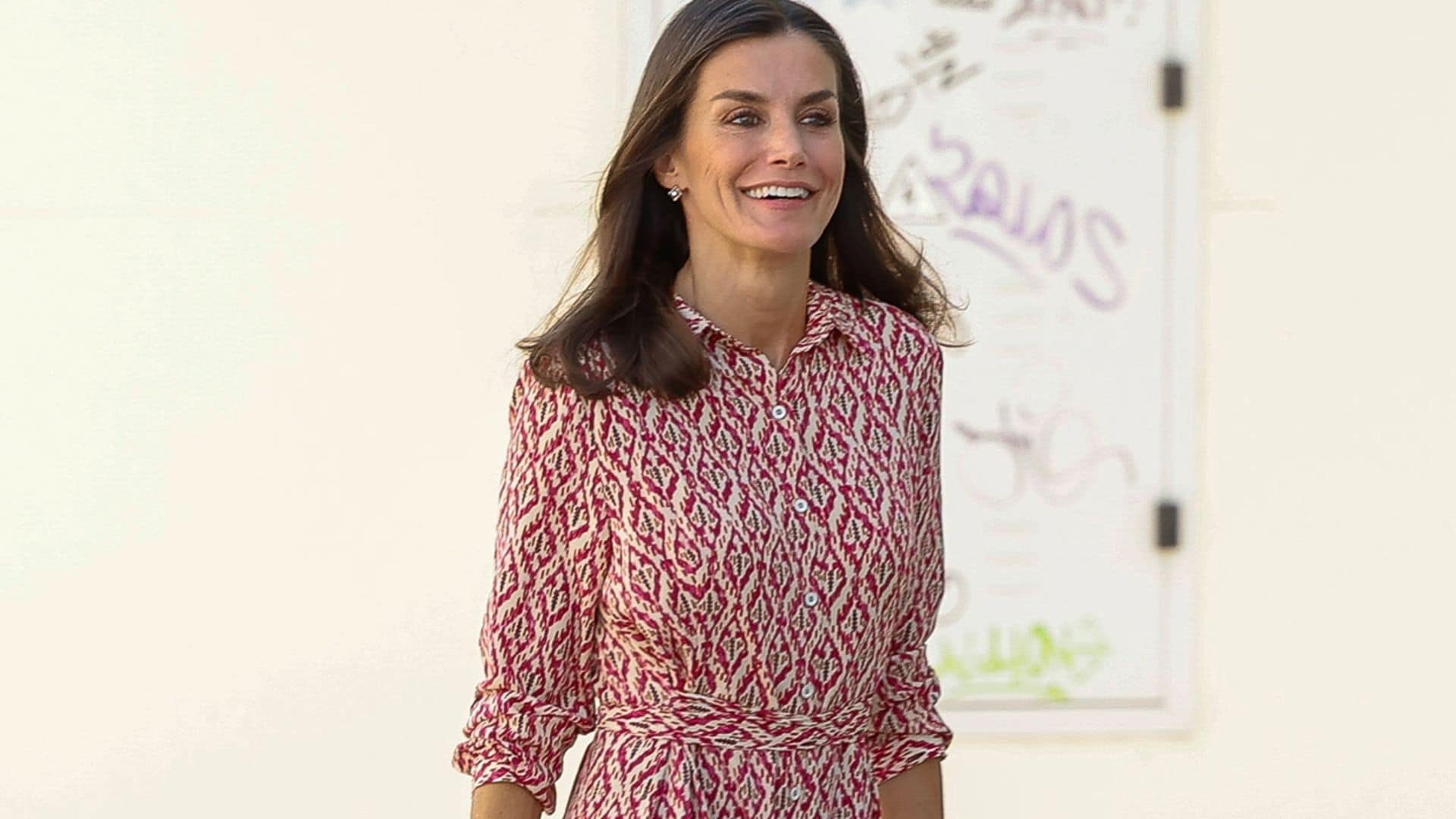 Doña Letizia toma prestado del armario de Leonor un vestido estampado de 40 euros