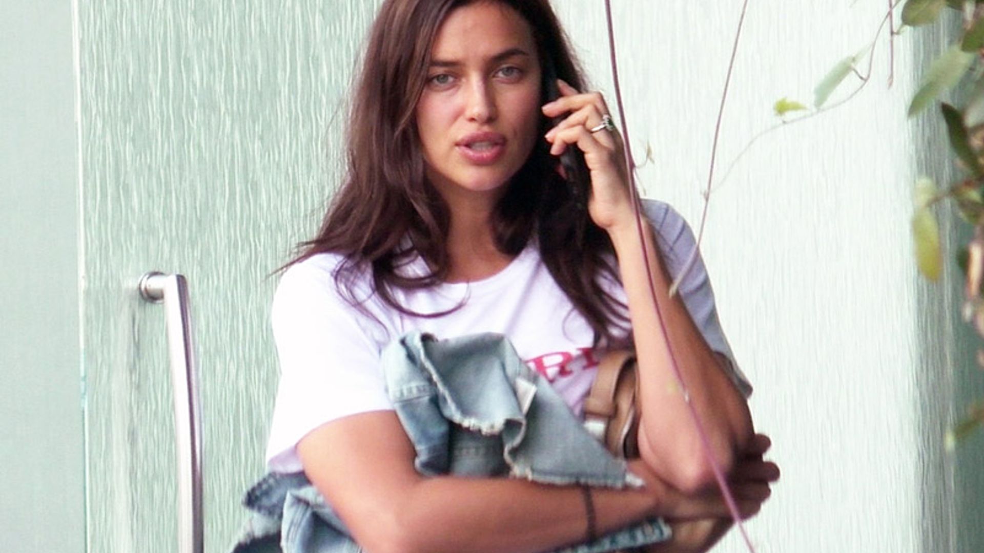 Irina Shayk y el misterioso mensaje de su camiseta, ¿a quién va dirigido?