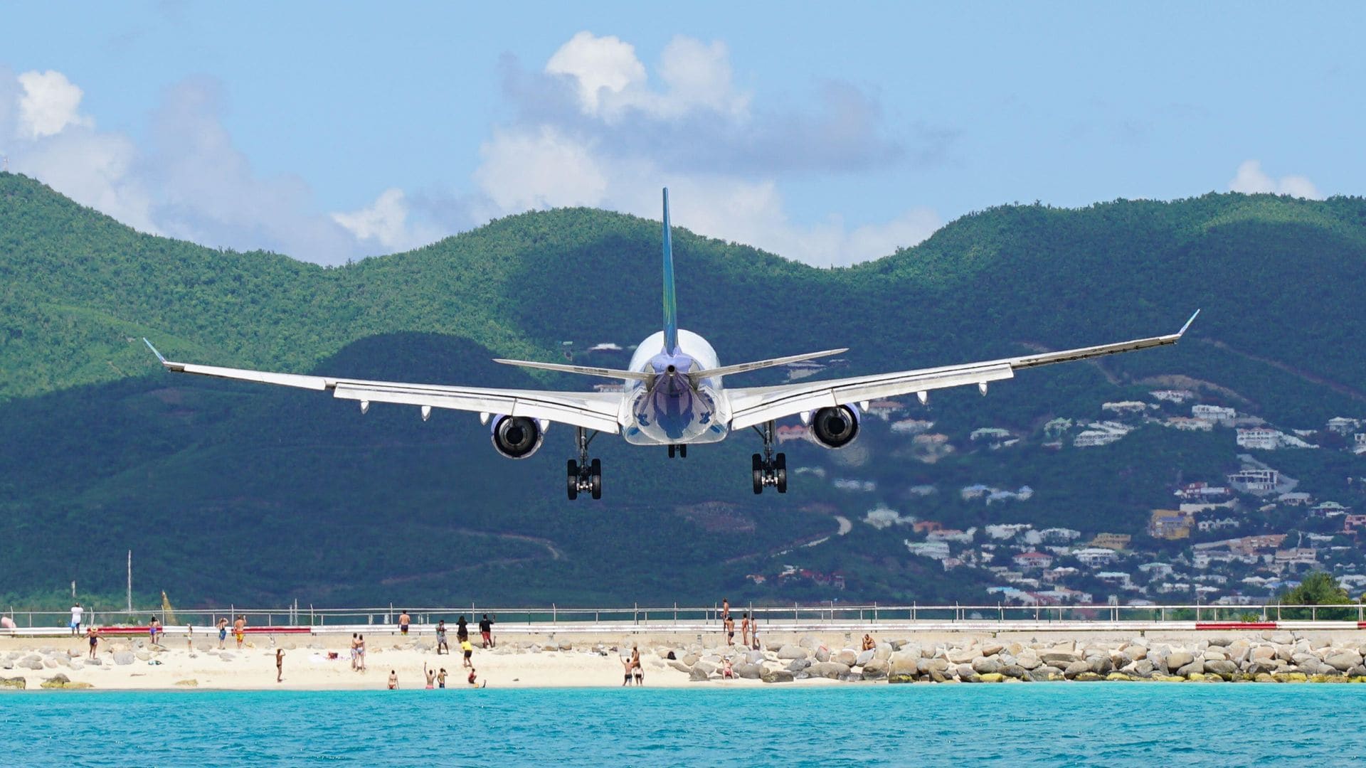 Los aviones sobrevuelan a pocos metros la playa de Maho, en la isla caribeña de San Martín.