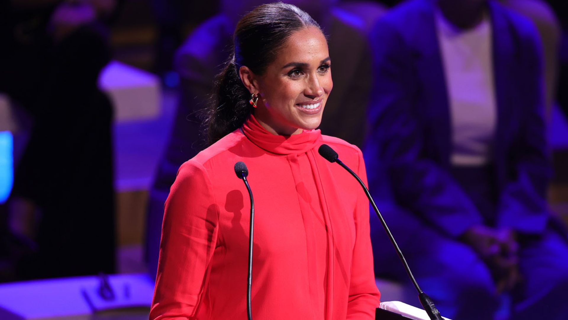 El simbólico regreso de Meghan con un flamante 'total look' rojo, sostenible de pies a cabeza