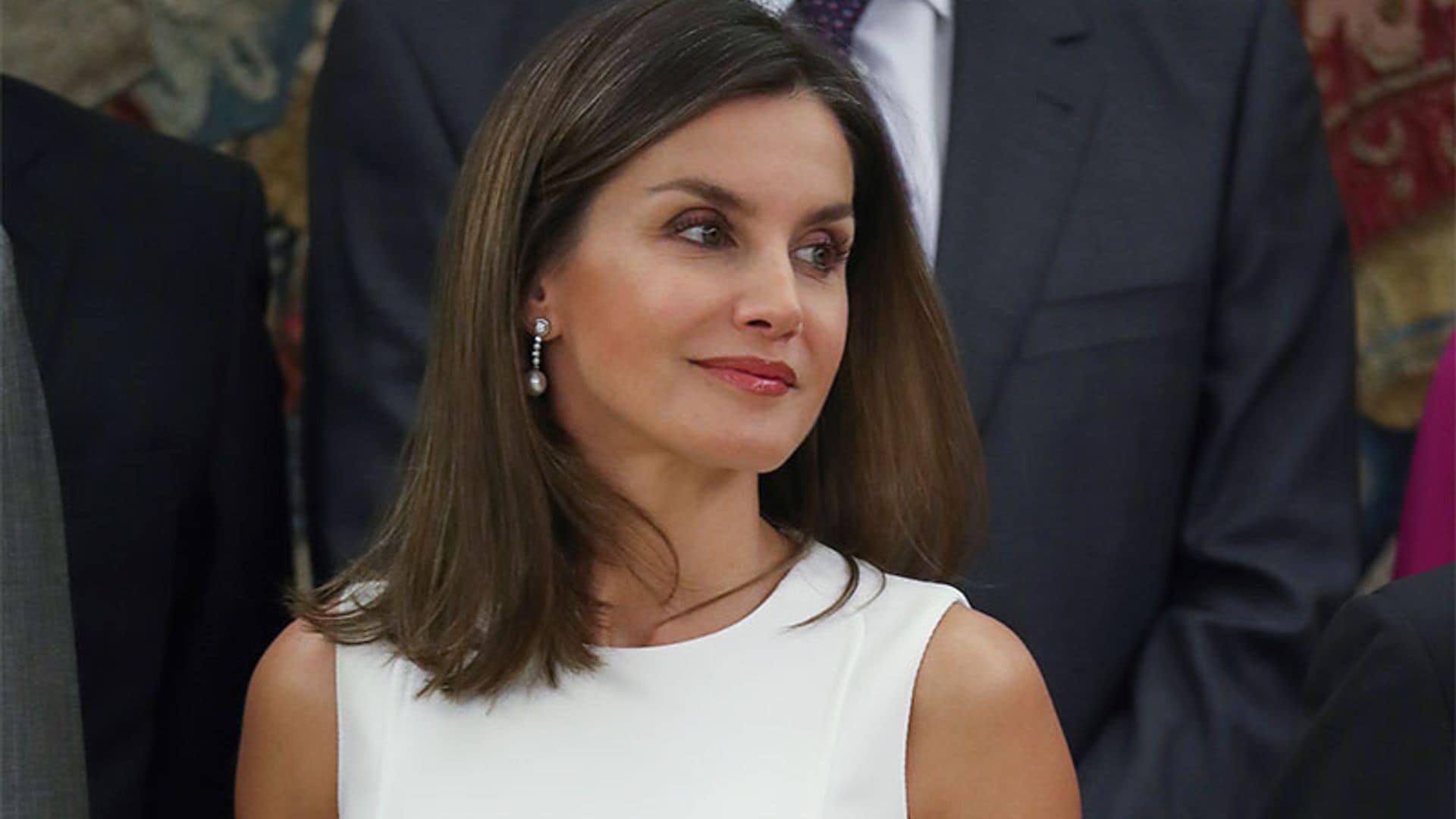 Doña Letizia repite su 'dress code' como Reina: en julio, vestido blanco