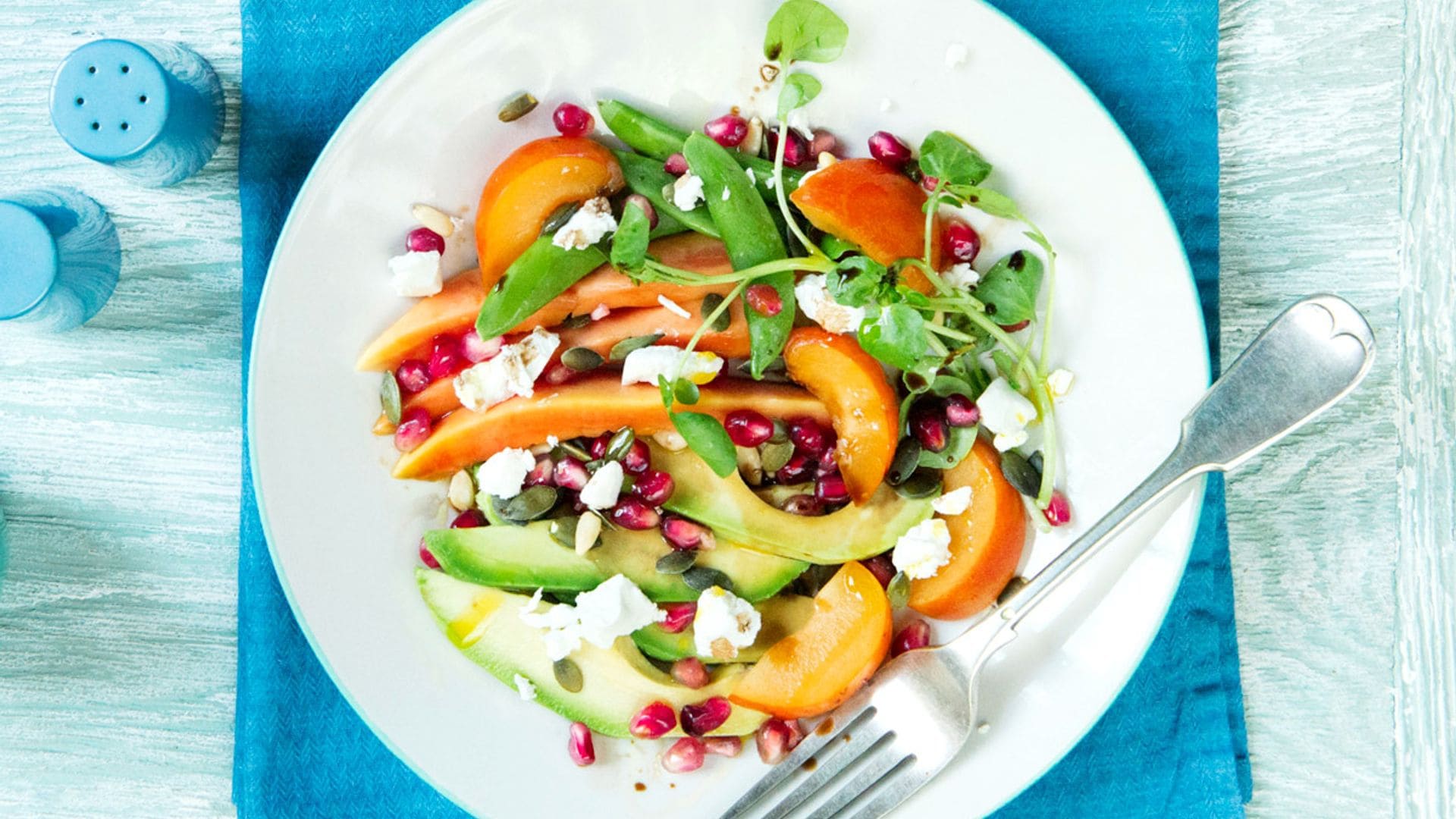 Ensalada de nectarina, papaya, aguacate y queso